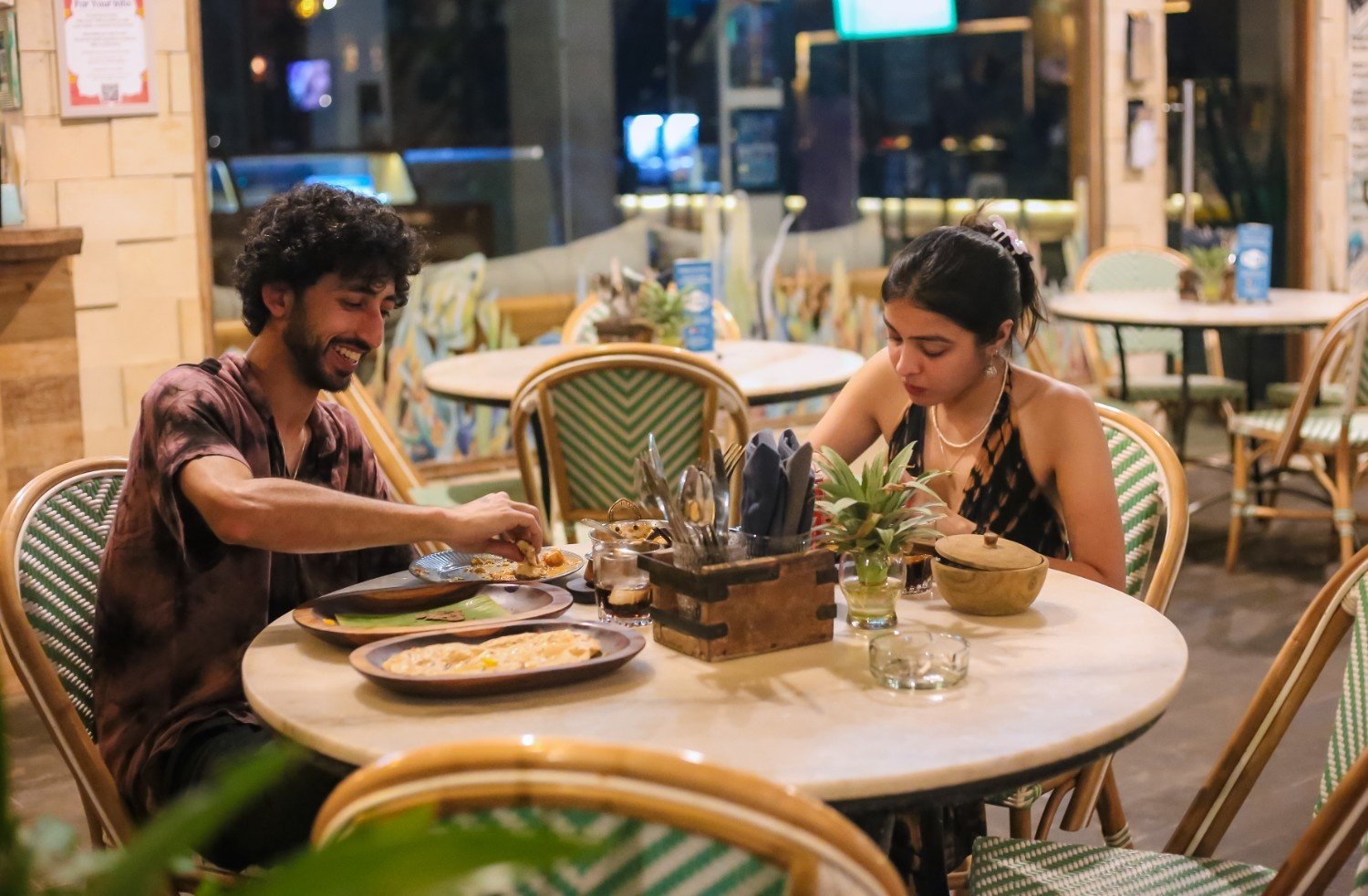 guest enjoying dinner at pesona lounge trawangan with flavorful vegetarian and vegan food