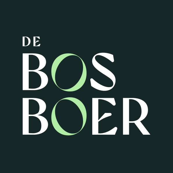 Logo van 'De Bosboer' met witte en groene tekst op een donkergroene achtergrond.