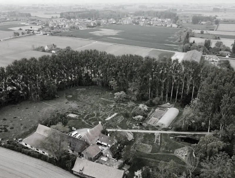 Landschap met boerderij, tuin, hooiveld en bomen, omgeven door akkers en velden