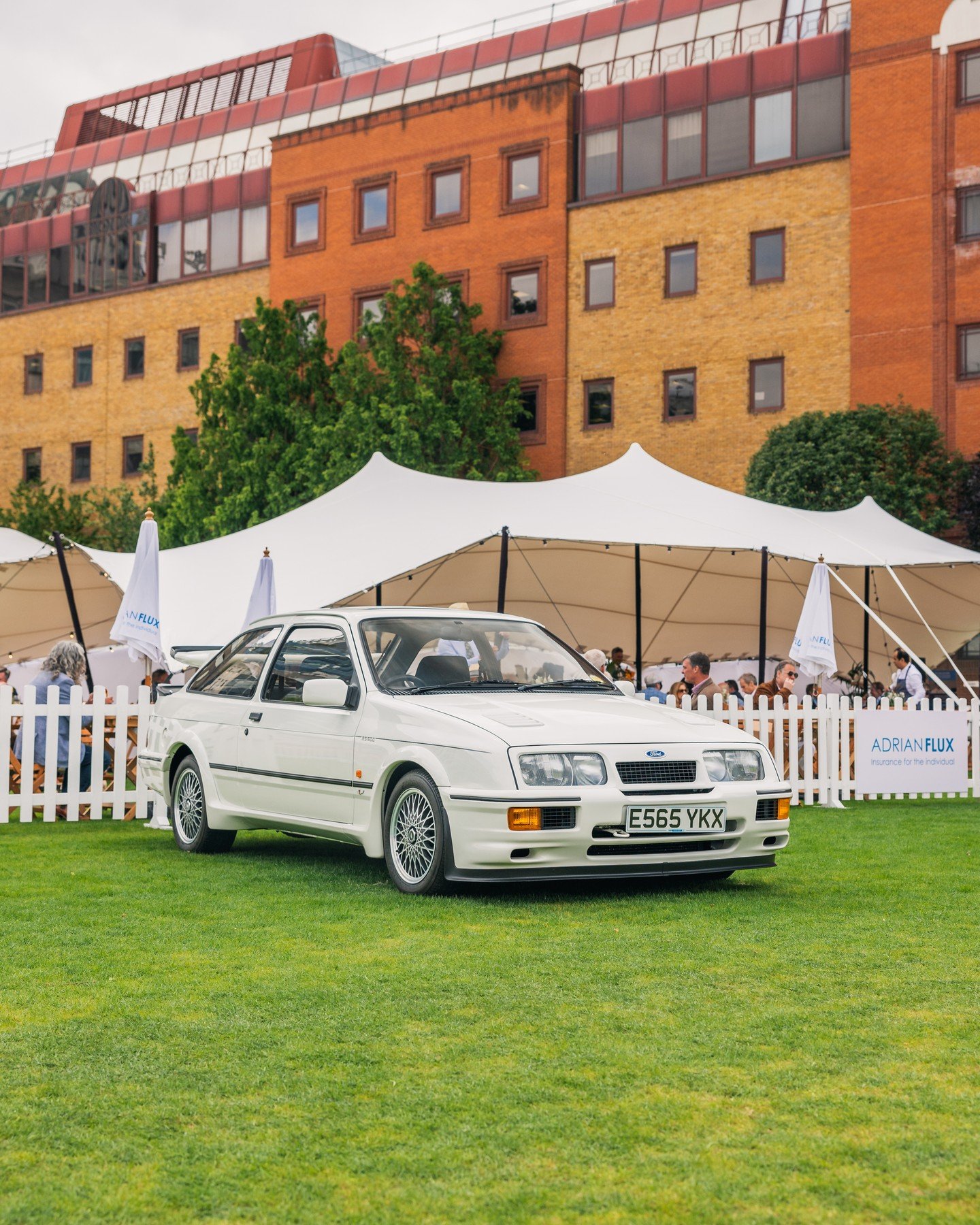 With only three days to go, the 2024 @london_concours will soon be here! More than a hundred vehicles, ranging from iconic vintages to cutting-edge #hypercars, will be showcased on the spotless grounds of the Honourable Artillery Company, a tranquil 