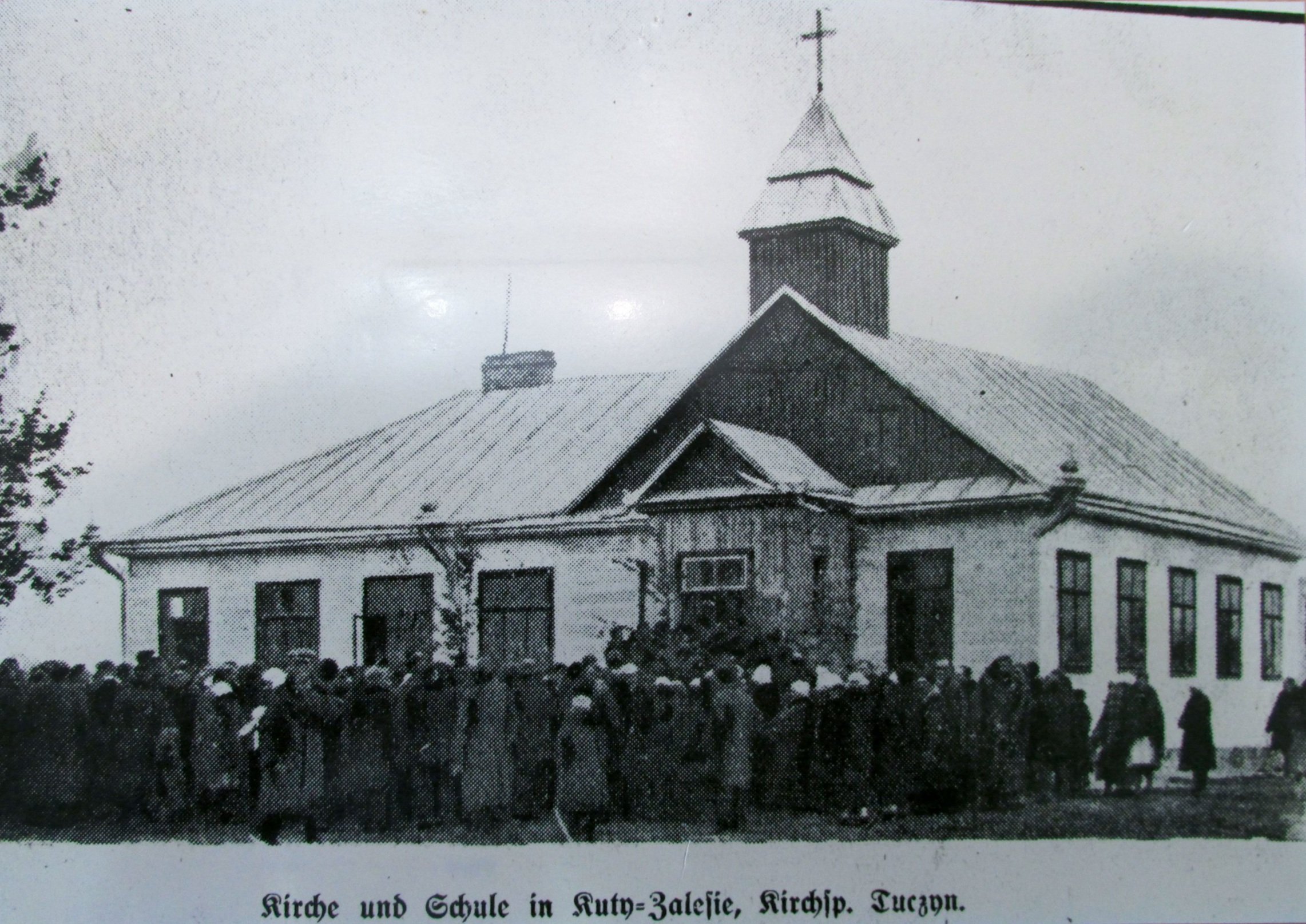  Lutherische Kirche und Schule in der Kolonie Kuty-Salissia (heute Salissia im Sdolbuniw Rajon der Oblast Riwne). Staatsarchiv der Oblast Riwne  