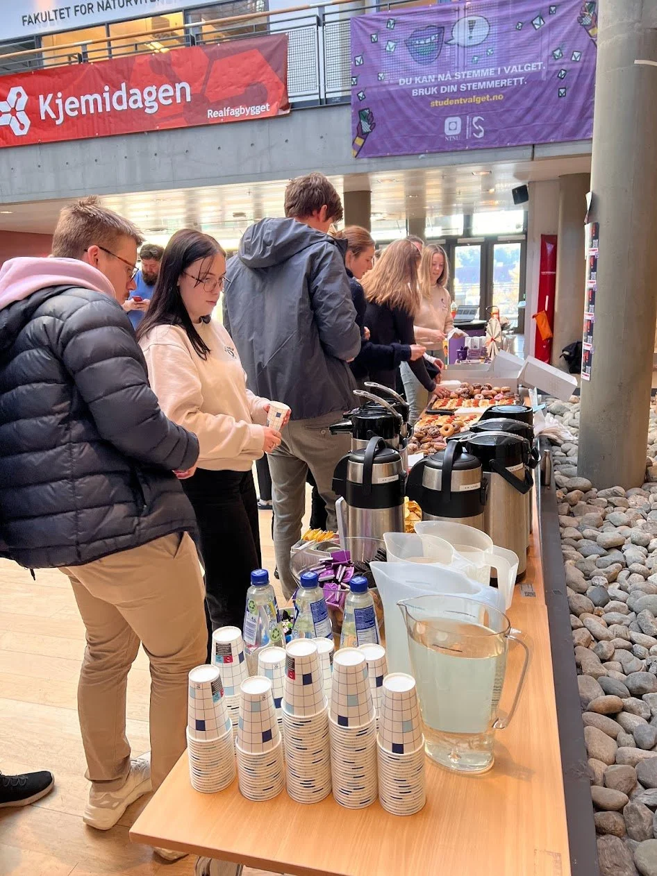 Bilde fra Studenttingets stand der kake og kaffe blir delt ut til studenter.