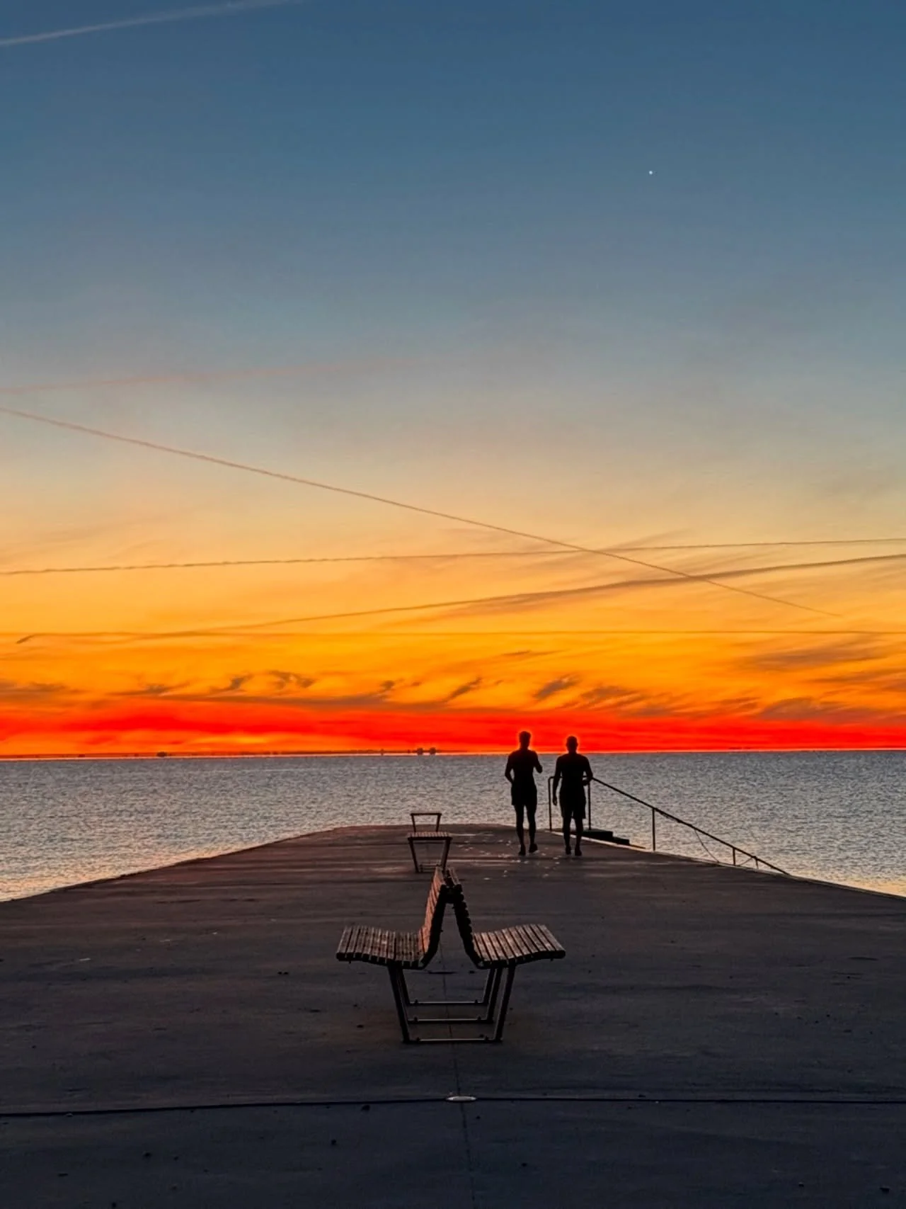 Ved vandet falder kroppen til ro 🌊
Luften er friskere, lyset klarere, og lyden af bølger sænker pulsen. Når du står her - mellem himmel og hav - falder nervesystemet til ro. Du får du plads til at trække vejret