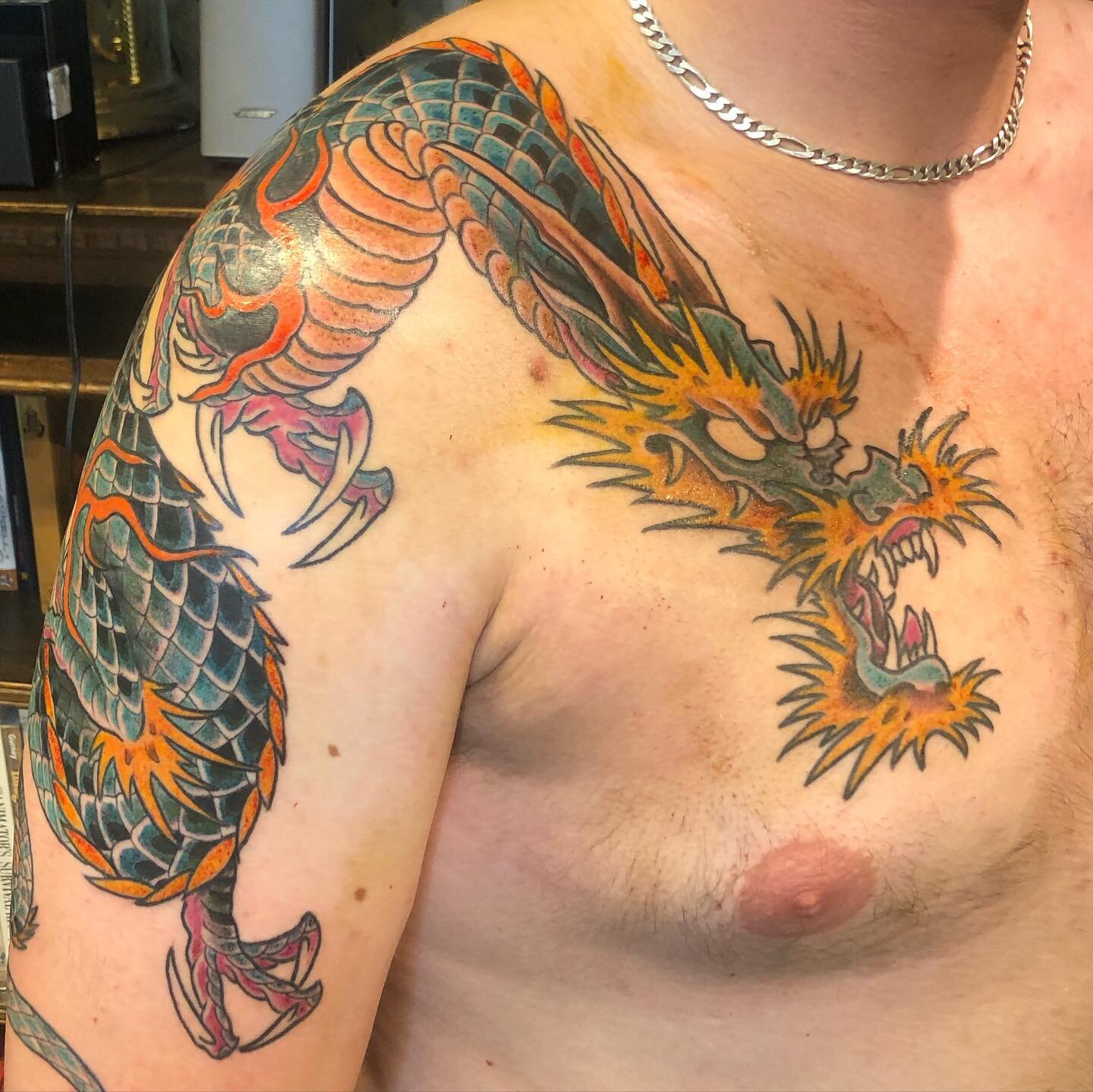 Hard to get a complete photo of this but we colored this dragon. Background and extension next! Thanks for the trust😃

#Letsbuzz #letsbuzztattoo #letsbuzzbergen #bergen #tattoo #tatovering #dragontattoo