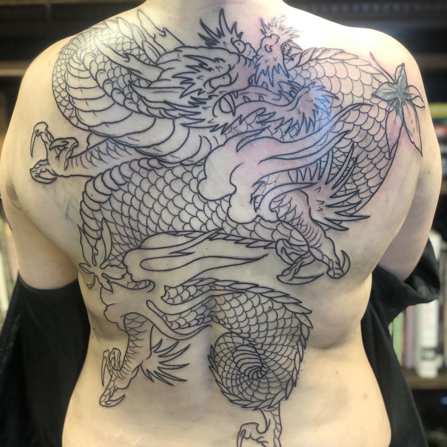 Started this big dragon yesterday. Would absolutely love to do more stuff like this. If you&rsquo;re interested, get in touch❤️

Done at @letsbuzztattoo #letsbuzztattoo #bergen #tattoos #tatovering  #ink #norwegiantattooers #tattoo #tattooworkers #ja