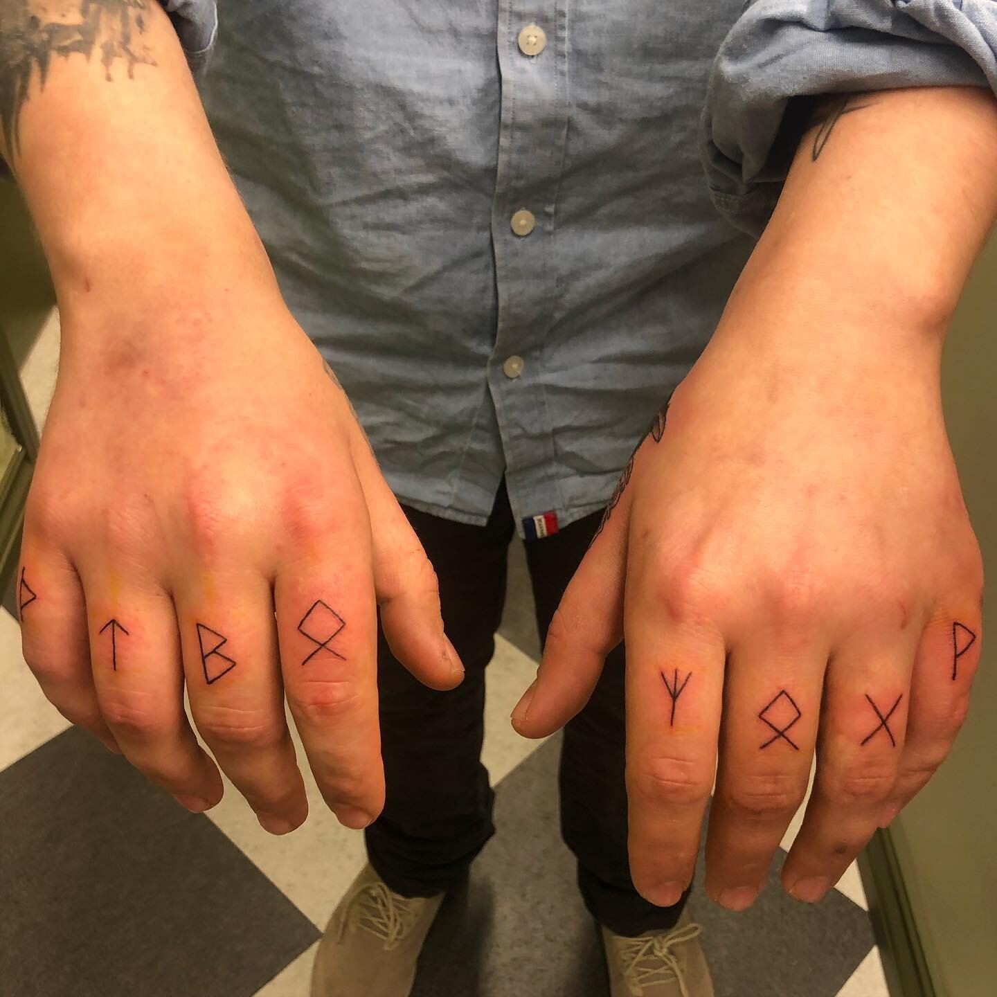 Some fingers from a while ago

#tattoo #tattoos #runes #fingertattoo