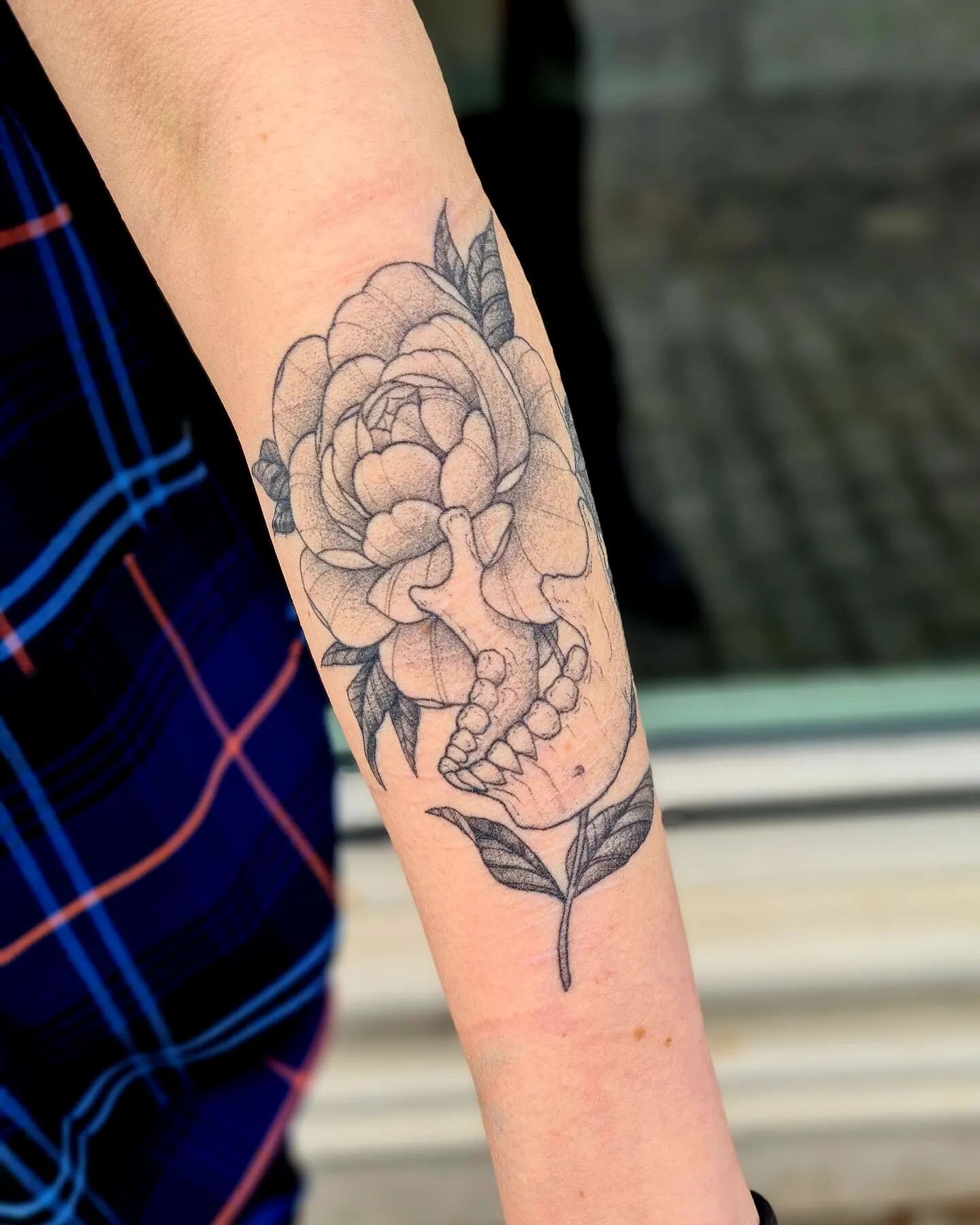 Healed one from January. Thanks for looking! #christineletsbuzz #letsbuzz #letsbuzztattoo #tatovering #tattoo #bergen  #norwegiantattooartists #norwegiantattoocommunity #bergentattoo #tattooartist #healedtattoo #flowertattoo #skulltattoo