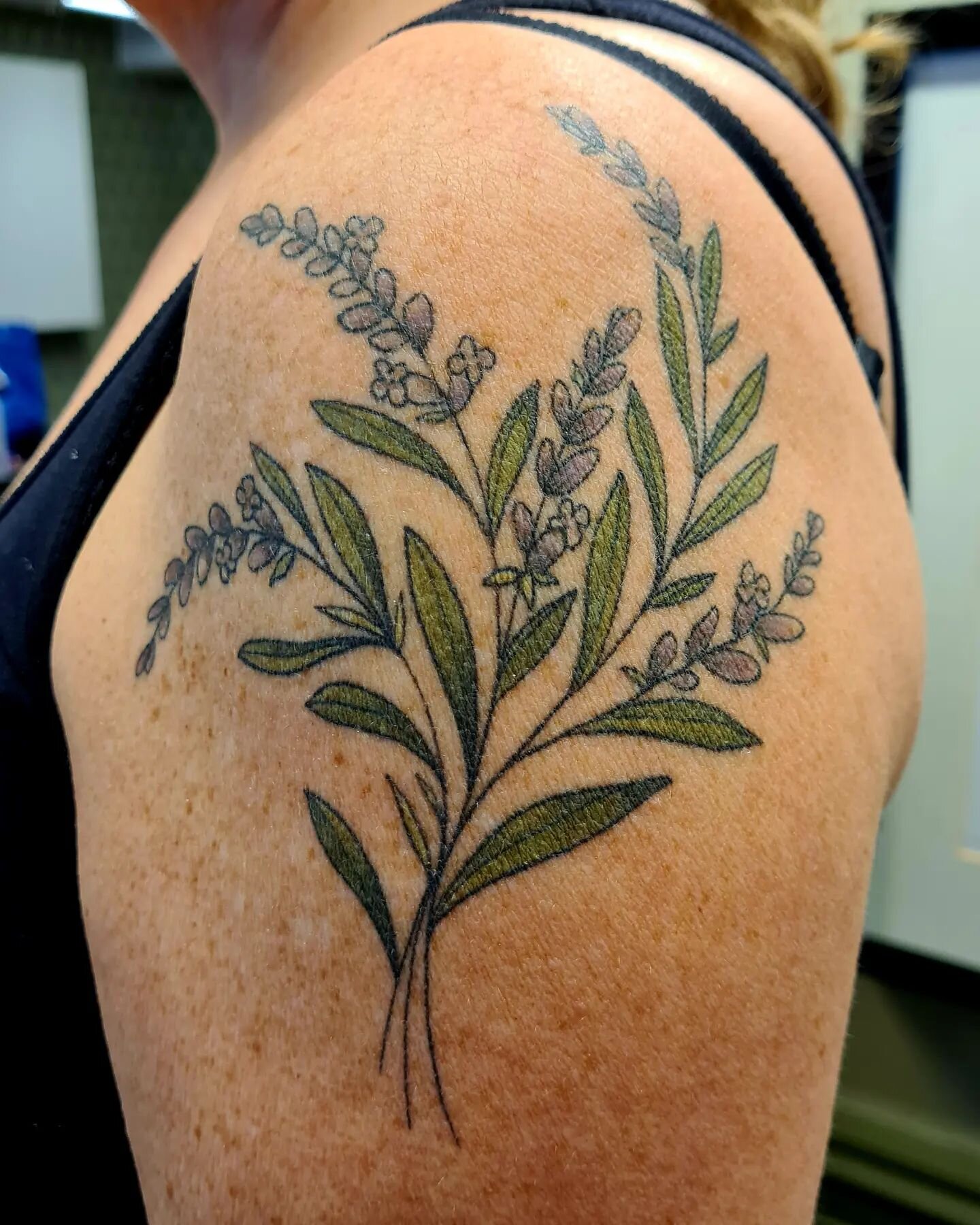 One year in the skin! Thanks for looking! #christineletsbuzz #letsbuzz #letsbuzztattoo #tatovering #tattoo #bergen  #norwegiantattooartists #norwegiantattoocommunity #bergentattoo #tattooartist #healedtattoo #flowertattoo #lavendertattoo