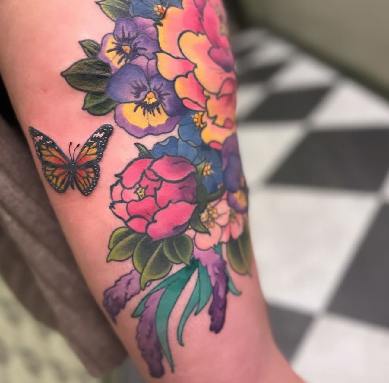 Sneak peek by Ingrid For bookings: DM Lets Buzz! or contact her directly at ingrid.letsbuzz@gmail.com  #letsbuzz #letsbuzzbergen #letsbuzztattoo #bergen #bergennorway #tattoobergen  #norwegiantattooers #tattoo #tattooinspiration  #wip #floraltattoo