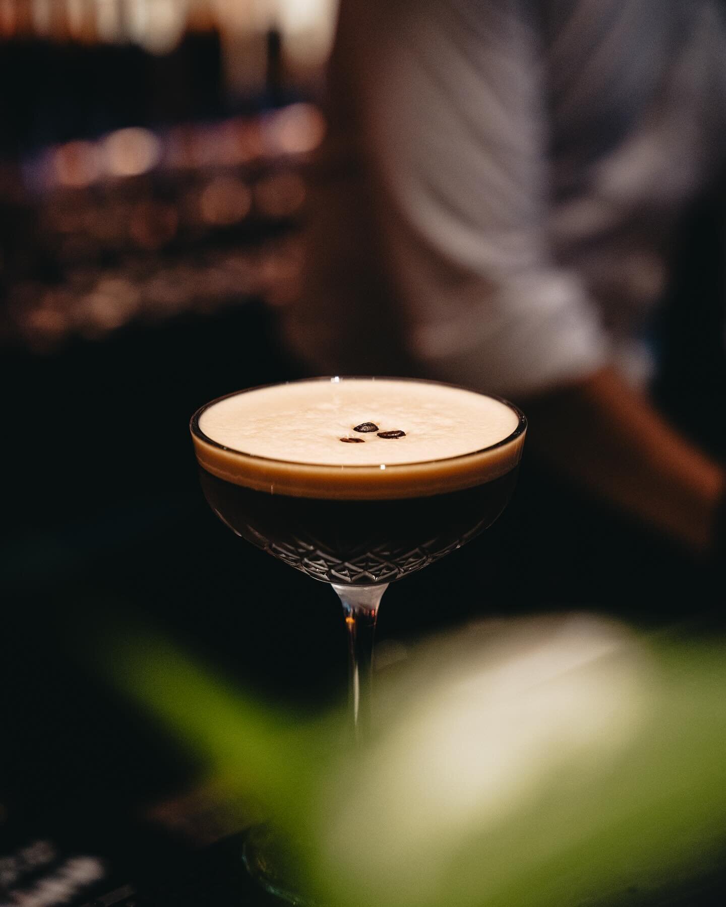 Mix it real good 🤩 Unser Espresso Martini 🍸 
Wie sehr freut Ihr euch eigentlich schon auf die ersten Cocktails auf unserer Terasse 🫠?
_____
#cubo #cubonegro #mainz #cocktails #espressomartini #martini #cocktailsofinstagram