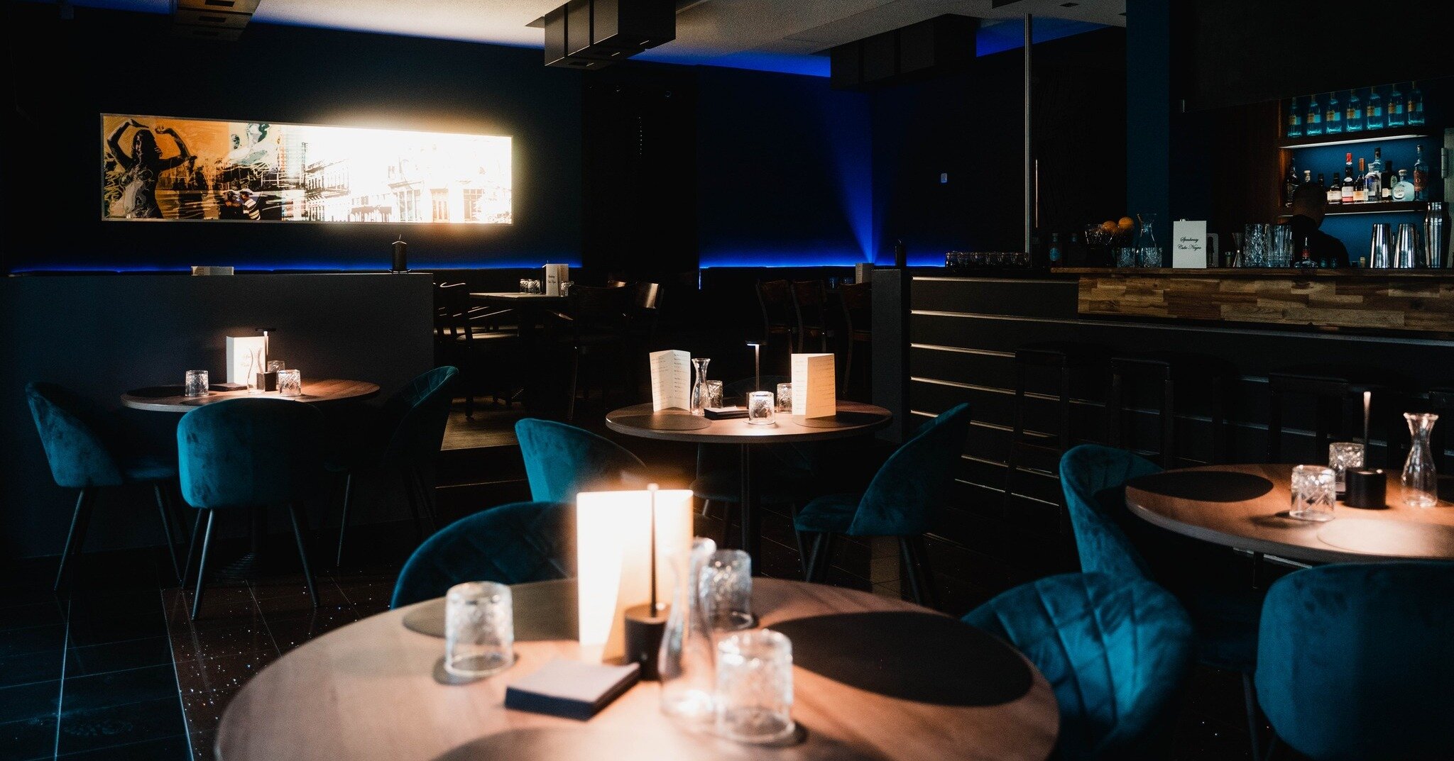 Take a seat 🪑😊
_____
 #cubo #CuboNegro #Mainz #restaurant #foodguide #cozy #cocktail