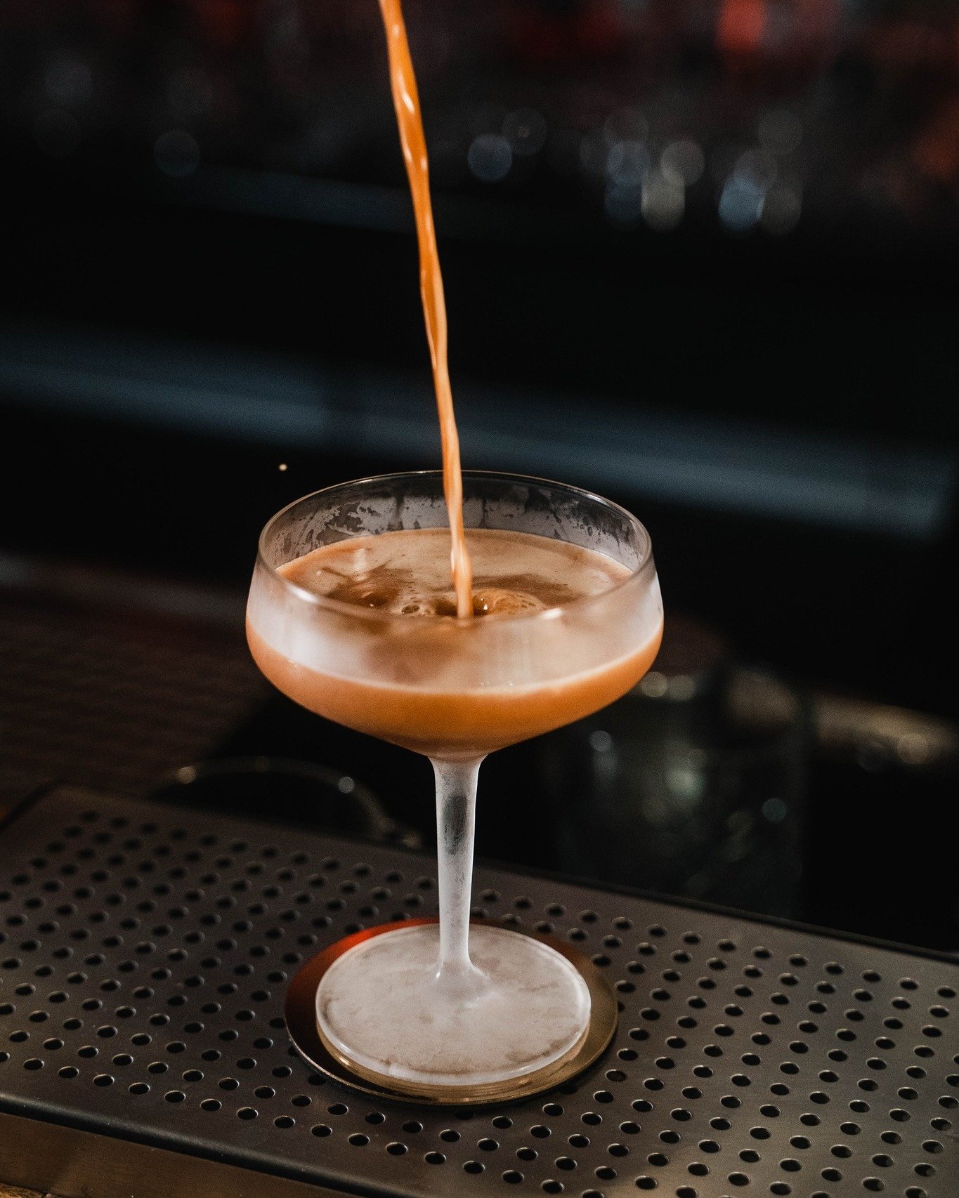 Wir h&auml;tten da ein bisschen Energie f&uuml;rs Wochenende ⚡️ Espresso Martini 🍸 ...?
_____
 #cubo #CuboNegro #espressomartini #MrBlack #cocktails #cocktaildress #Mainz