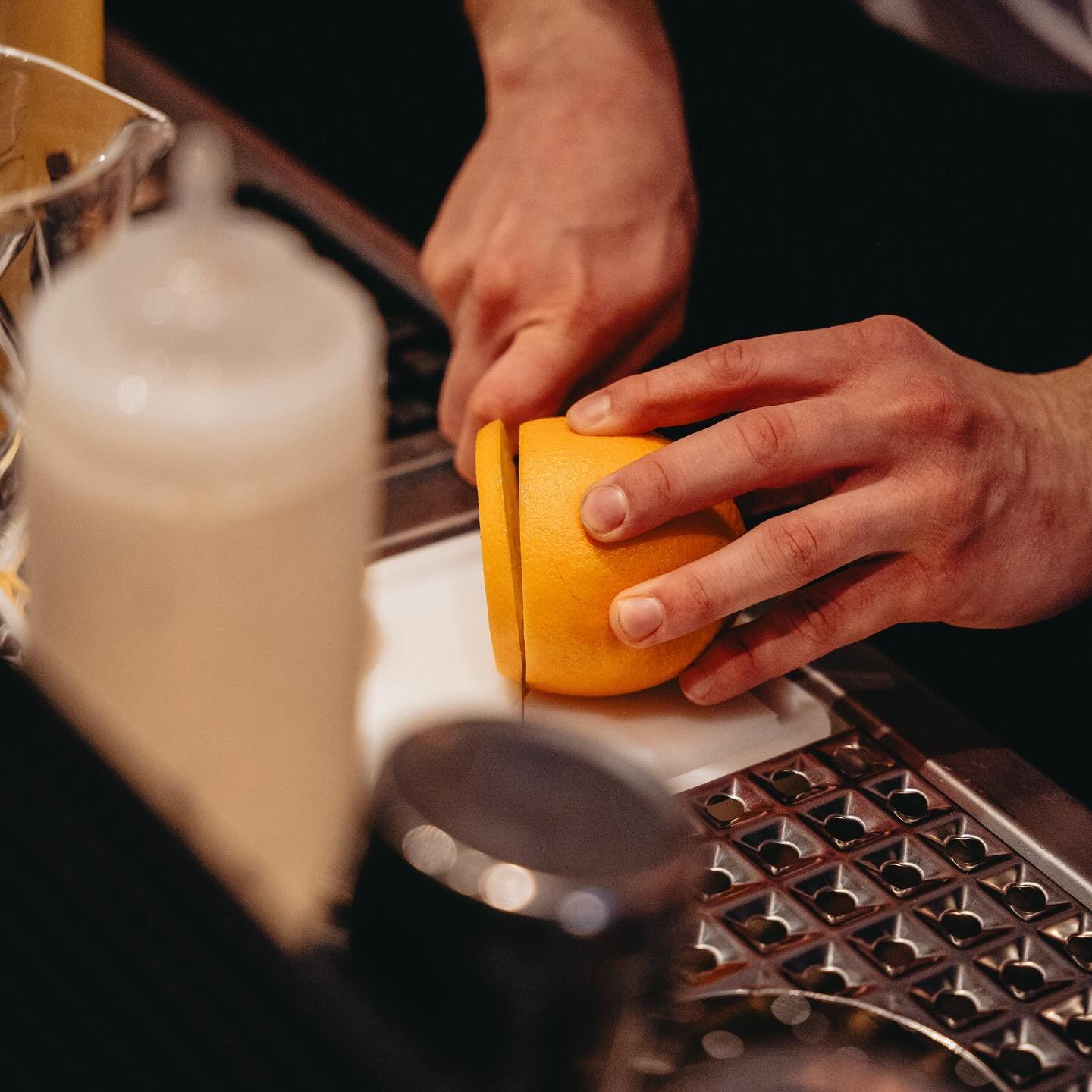 Frische Orangenscheiben im Drink lieben wir 🍊 &hellip;Erst recht im Negroni 🥃
_____
#cubonegro #cubo #mainz #orange #negroni #cocktail #barkeeper