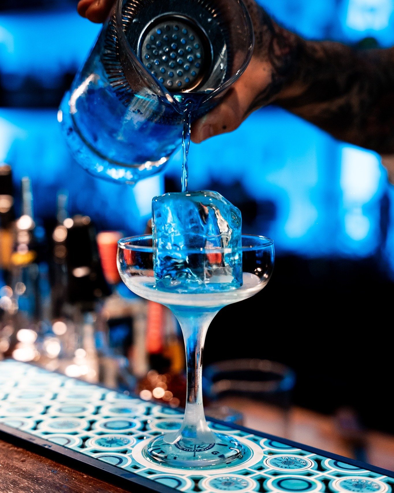Eis 🧊 &gt;&gt;&gt; Temperaturen ☀️
#cubo #cubonegro #eis #cocktail #cocktailbar #cocktailsmainz #summerdrink