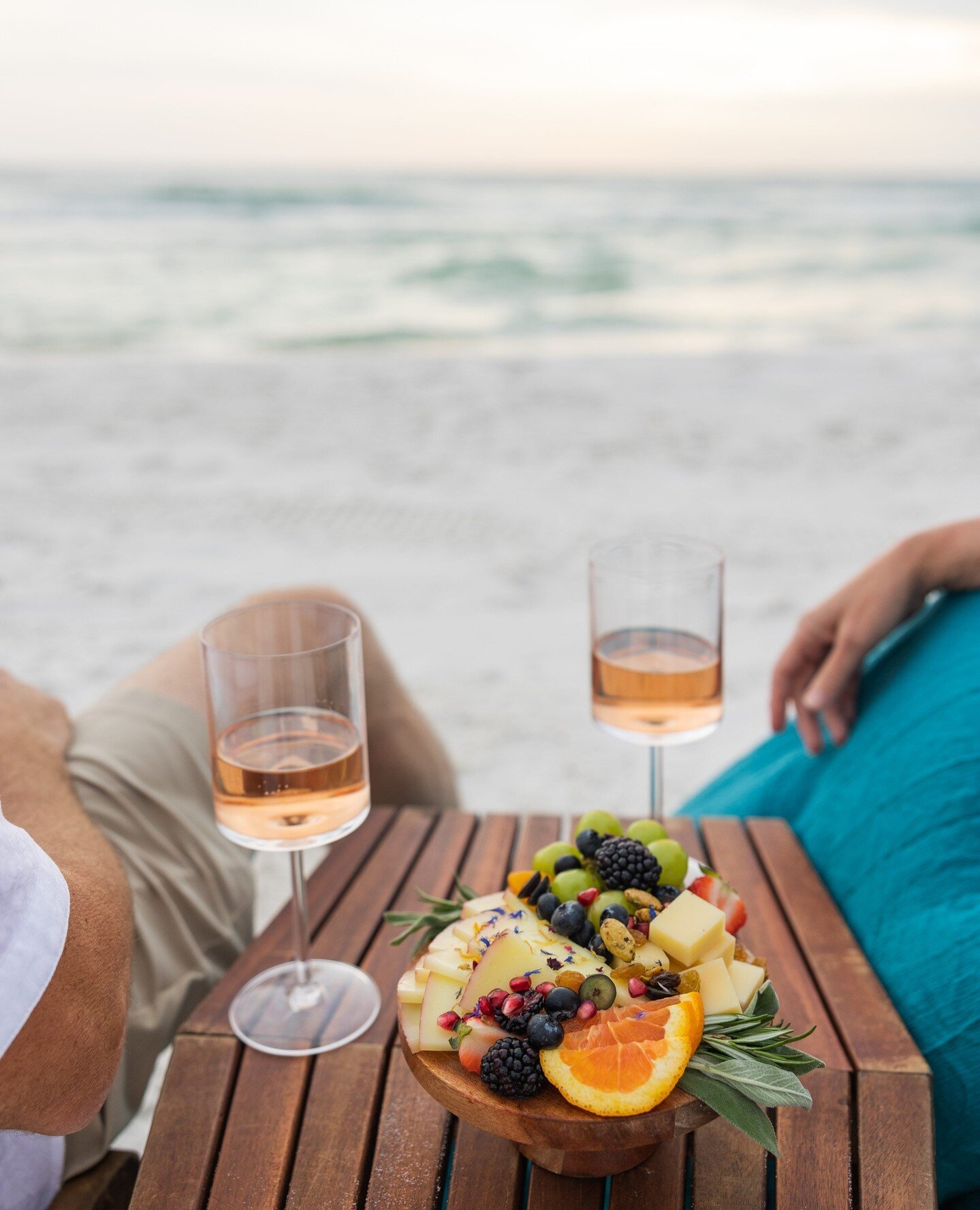 Stop, drop... date night 🥂✨ ⁠
⁠
The beach tends to be our favorite venue this time of year. Anyone else? ⁠
⁠
⁠
🥂 Get yours ➡️ saltybeverages.com⁠
⁠
#sipsalty #winelover #30a #rosewine #floridalife #beachlife #beachvibes #vin #ros&eacute; #vinros&ea