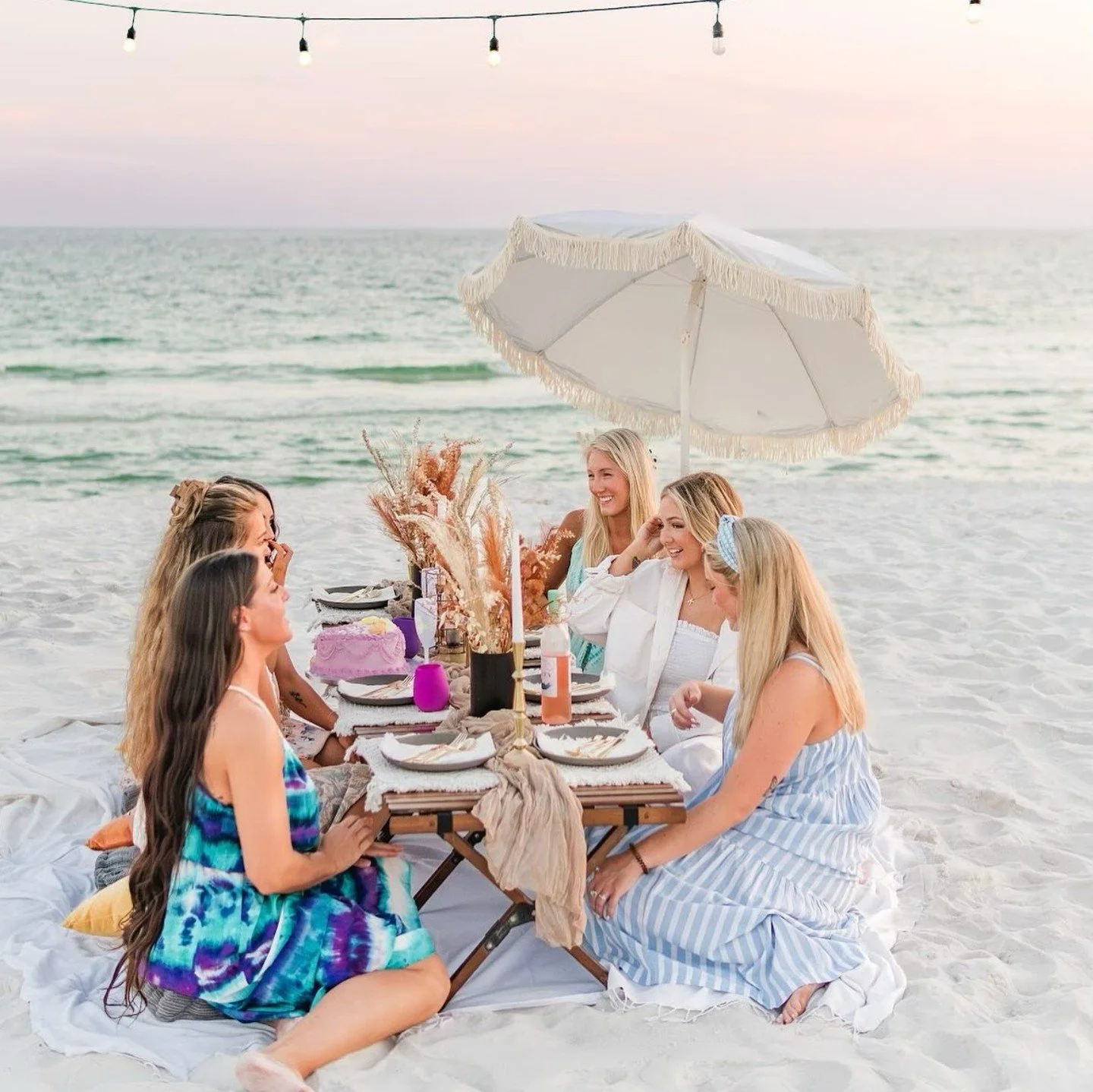 Loving summer bachelorette beach dinners with @chefjojo30a on Rosemary Beach 🫶⁠
⁠
📸 @chefjojo30a⁠
⁠
Beach-safe Ros&eacute; in a full-size, luxe plastic bottle | saltybeverages.com
