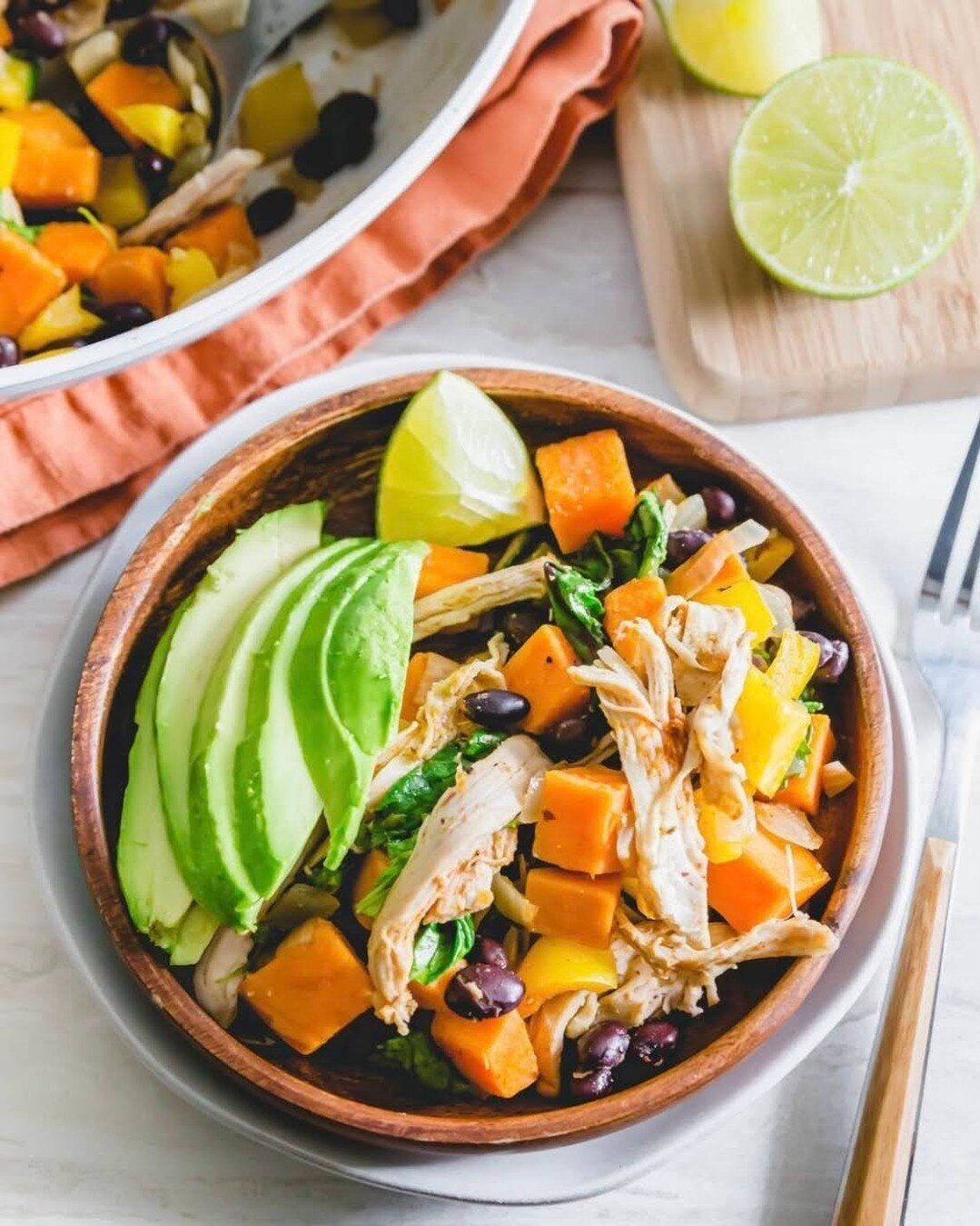 Here is a great recipe that can be cooked in one skillet 💯 Turkey Sweet Potato Skillet by @runningtothekitchen is ready in 30 minutes and you can grab the recipe #linkinbio ⏲️