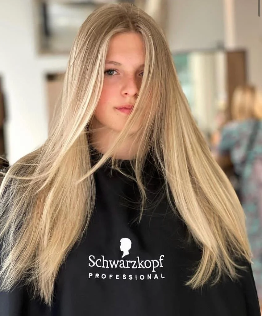 Photo of an Airtouch hair coloring technique.