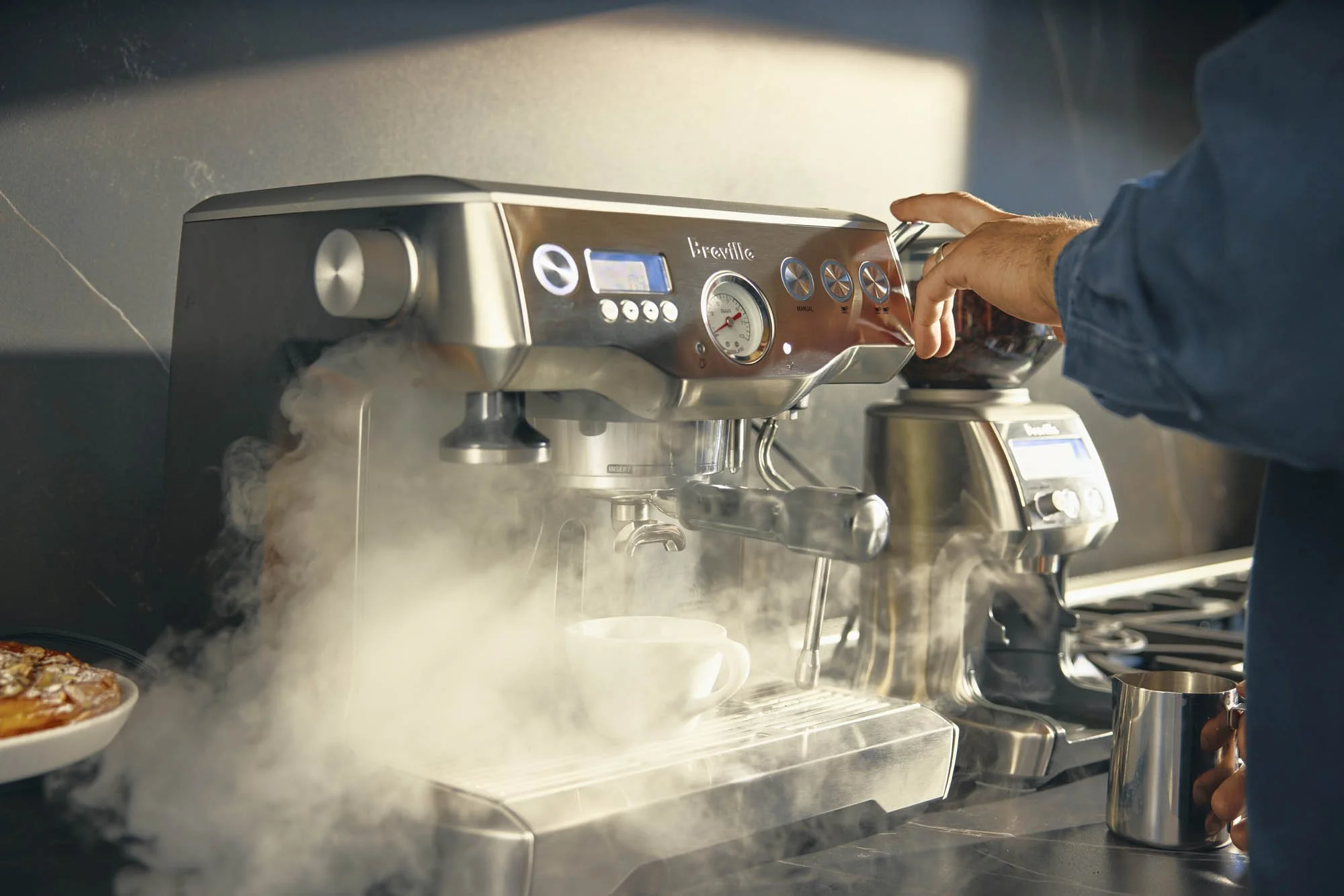 Breville_DynamicDuo_Lifestyle_Brewing2.jpg
