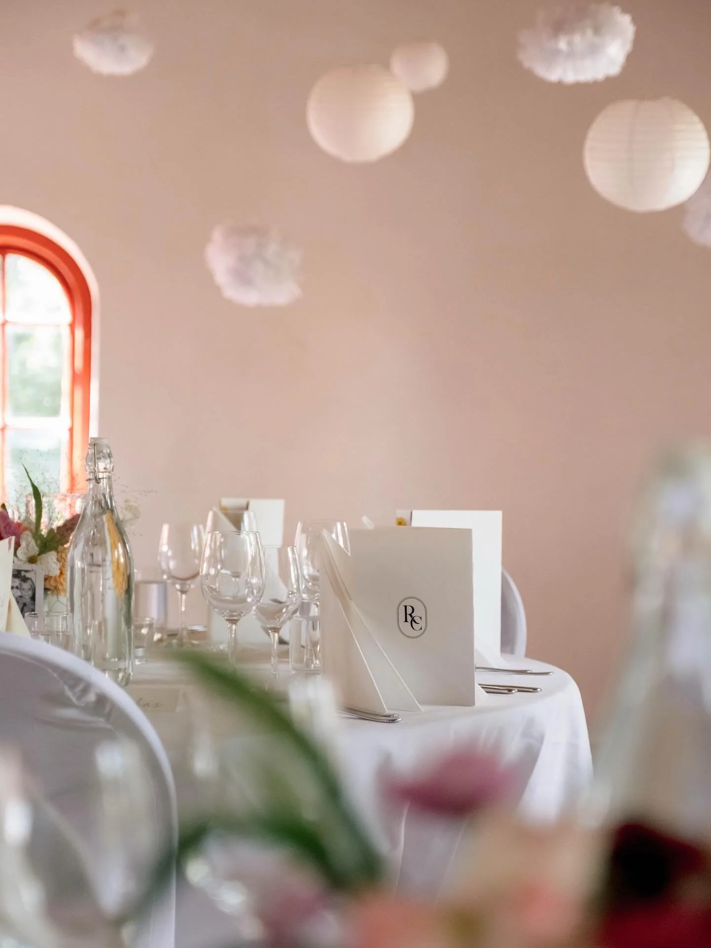 This beautiful set up at @bjarka_saby_egendom 
I had my wedding here and it&rsquo;s just so wonderful to be back and celebrate some of my closest friends getting married here. 🥺