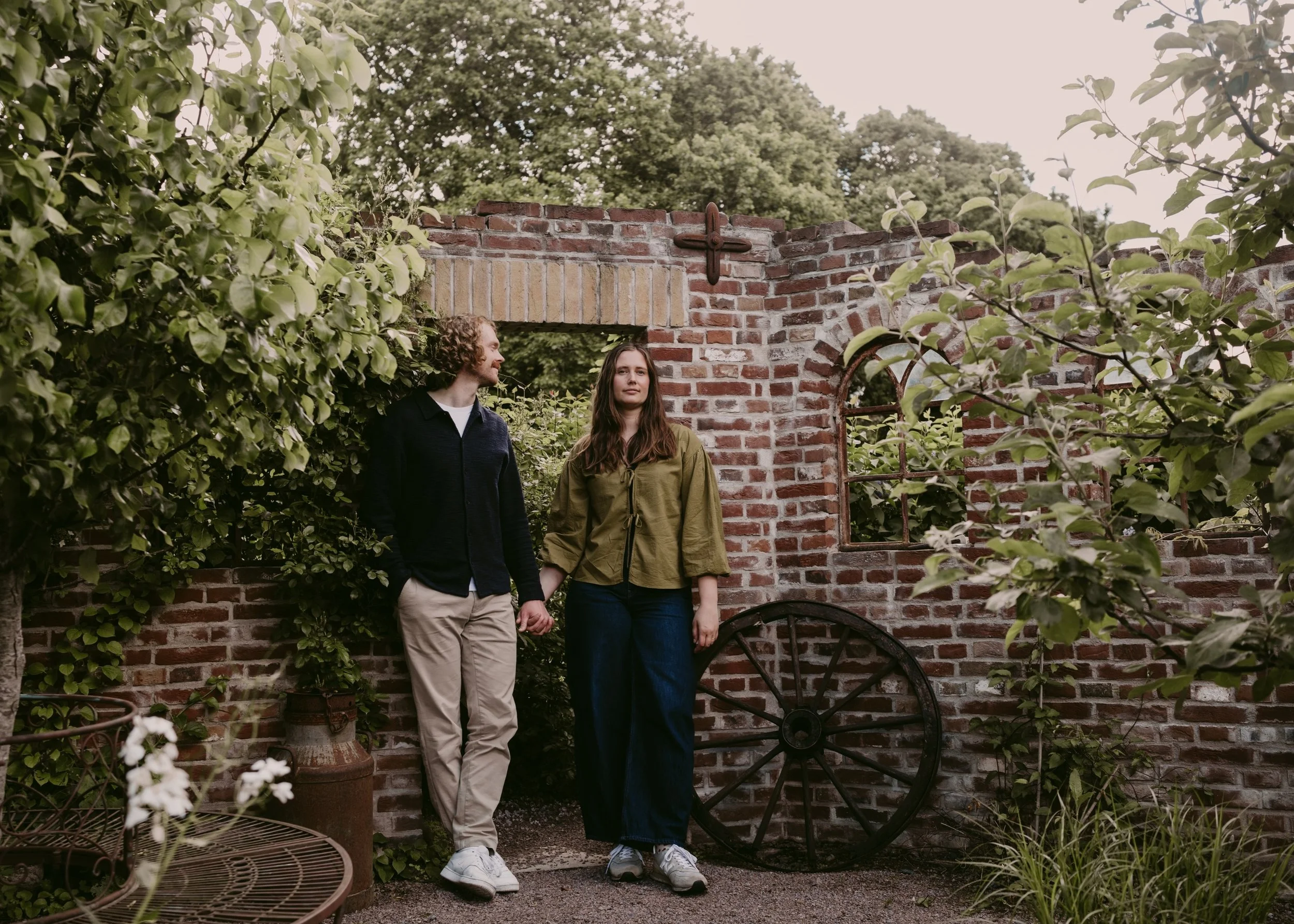 Went for a cozy walk around Jonsered with these two getting married in August. Such a beautiful couple, can&rsquo;t wait to celebrate you guys! 🫶🏽

#br&ouml;llopsfotograf #fotograf #brudpar #portr&auml;tt #tr&auml;dg&aring;rdsportr&auml;tt