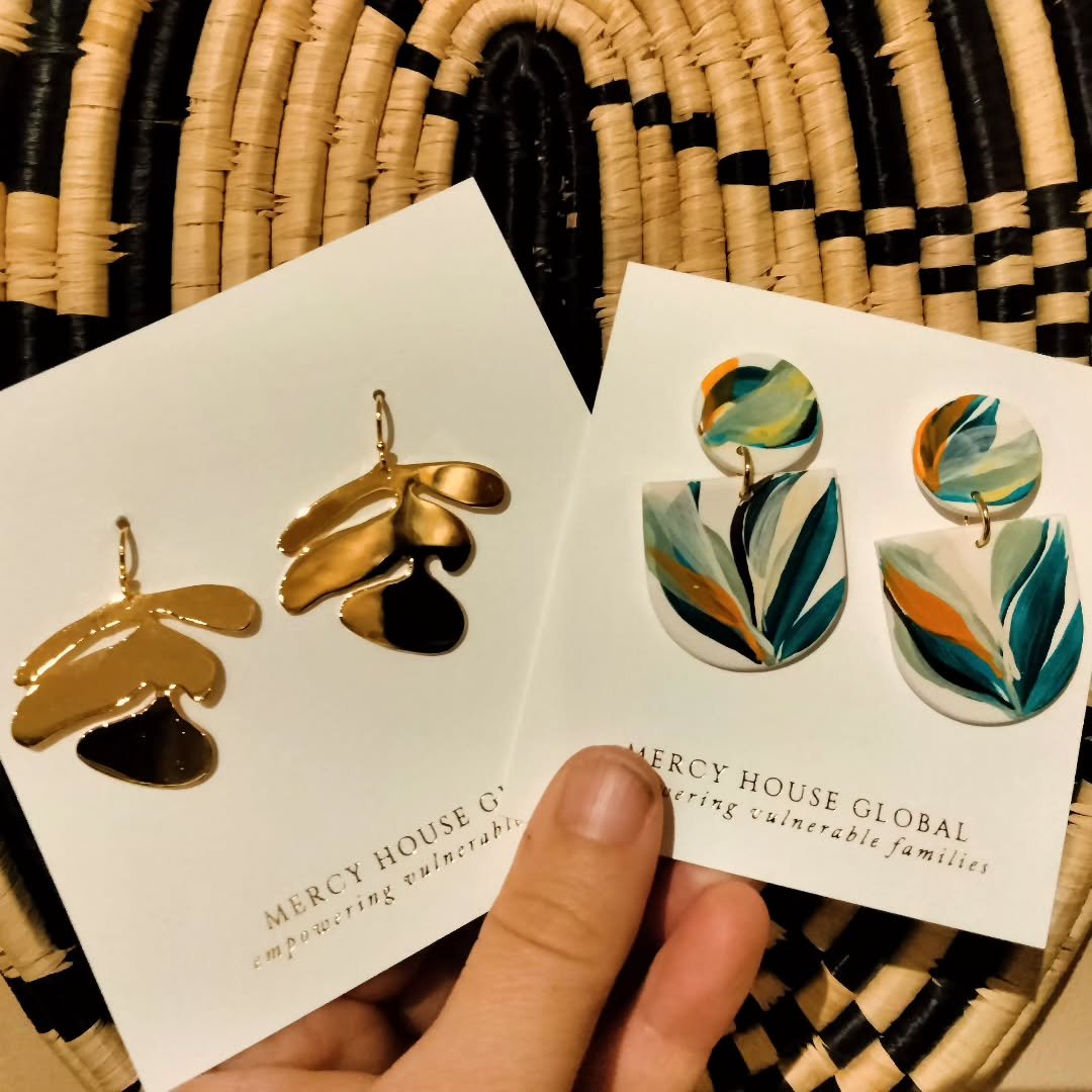 If you love your earrings a little bit bigger and bolder, these lovelies from @mercyhouseglobal might be for you!

The brass earrings were made by an artisan group from the slums of Nairobi, Kenya; the clay earrings were handcrafted in the USA by a r