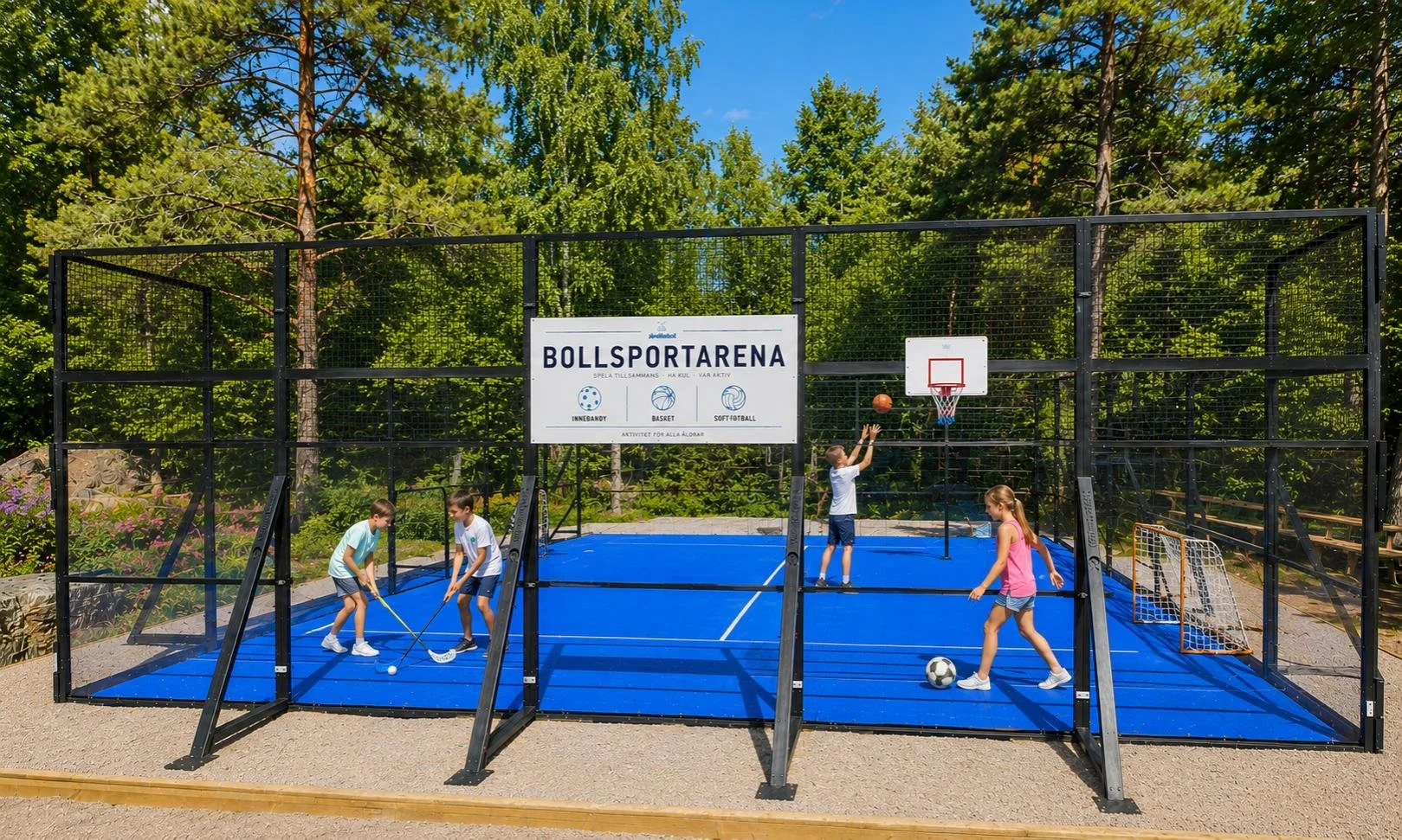 Barn som spelar hockey och basket på en sportarena med blå konstgräs utomhus, omgiven av gröna träd och en tydlig blå himmel.