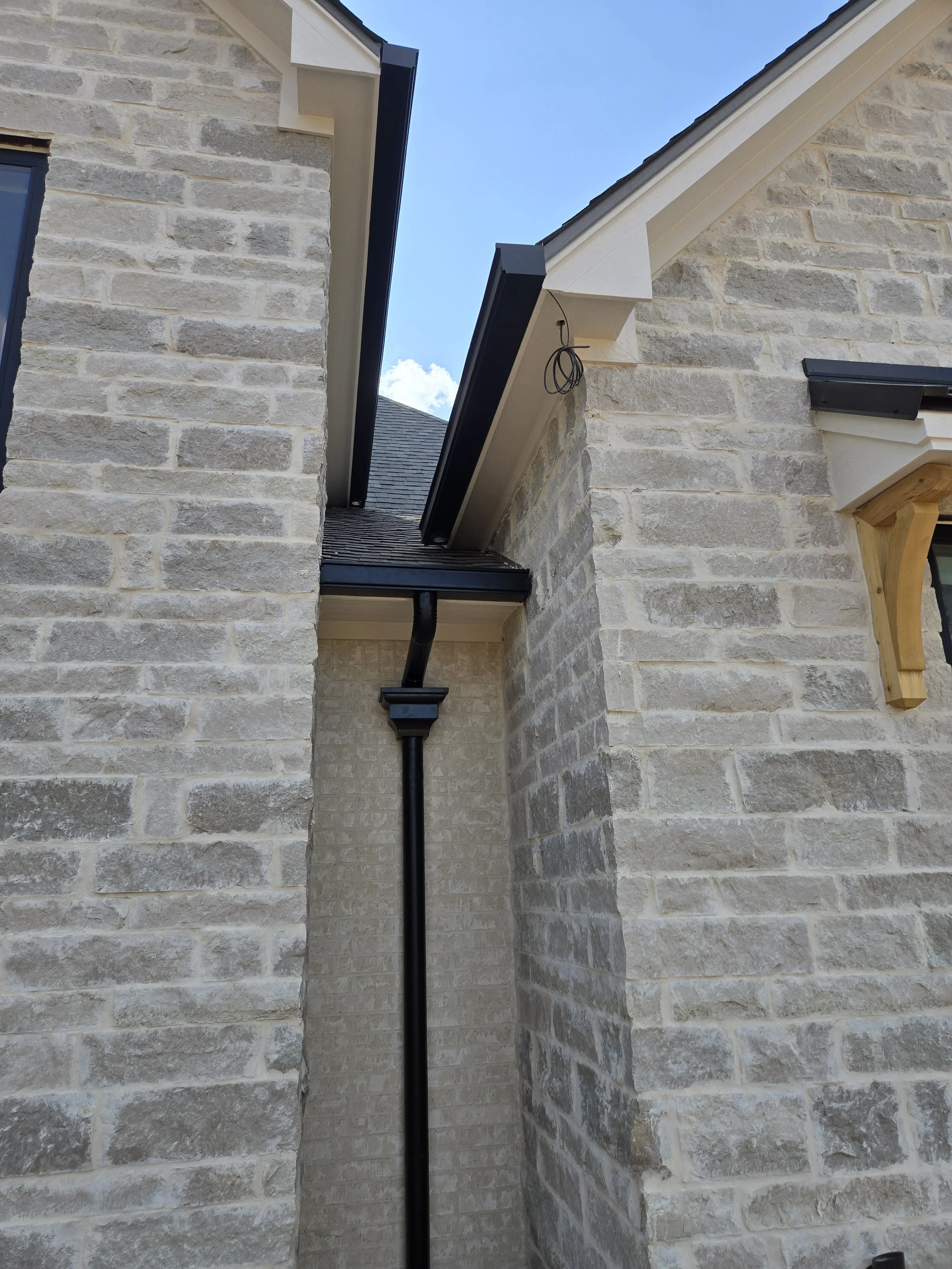 Box Gutter with Round Spout and Federal Conductor Head