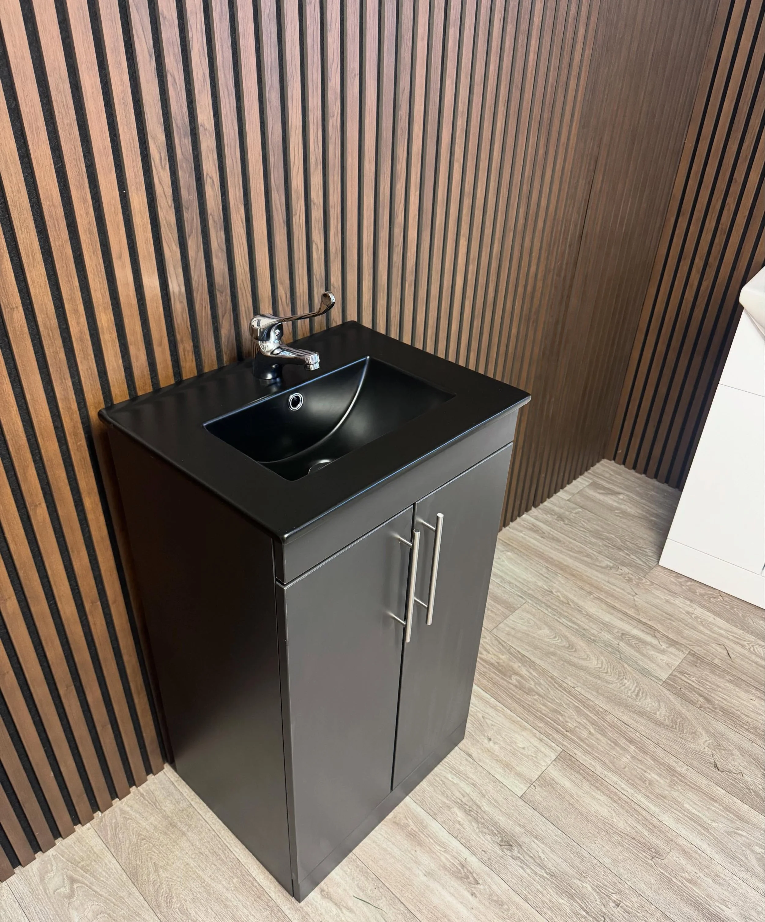 💧 Not all treatment rooms are the same - and neither are our units.

This is our compact floor-standing unit finished in matte black, fitted with an elbow-operated tap.

For practitioners working in environments where hands-free operation is require
