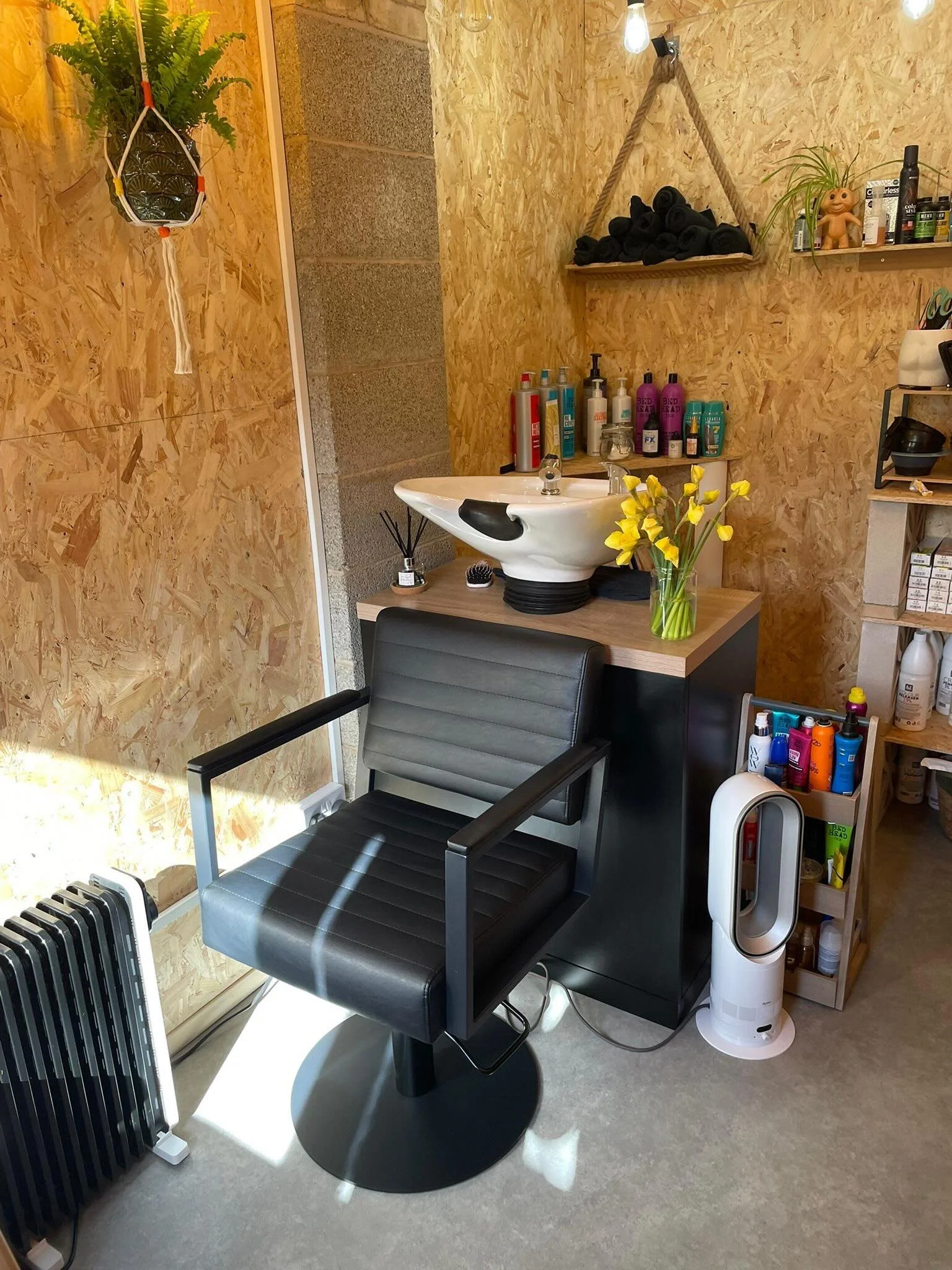 💧 Our backwash basin &mdash; no plumbing, no pipework, no problem.

Runs on a standard 13A plug socket. Hot and cold running water, fully self-contained. Set it up wherever it works for your space, not wherever your pipes happen to be.

✅ No mains c