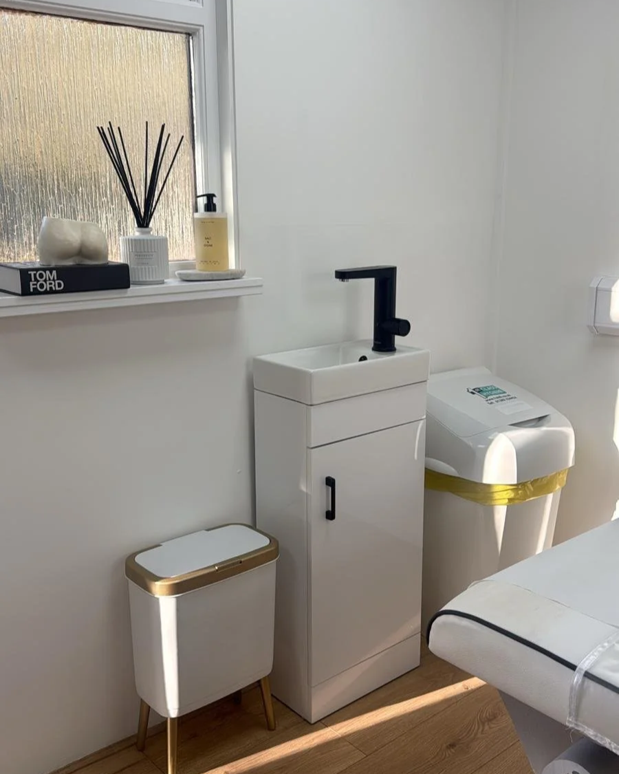 Portable Sinks for Aesthetic Clinics: Hygiene Without the Plumbing