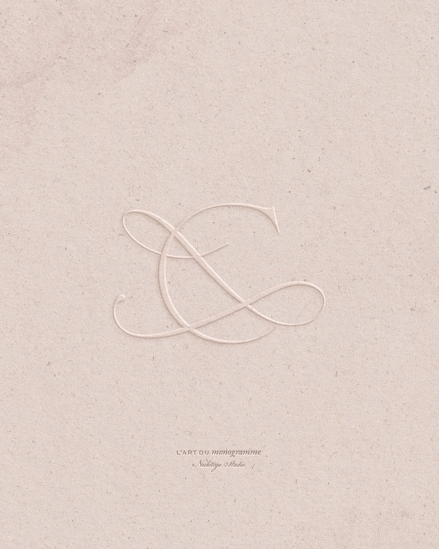 &bull; L&rsquo;art du Monogramme &mdash; N&eacute; de l&rsquo;Antiquit&eacute;, le monogramme est l&rsquo;un des langages graphiques les plus anciens du design.

D&rsquo;abord visible sur les monnaies et les sceaux, cette forme gracieuse a travers&ea