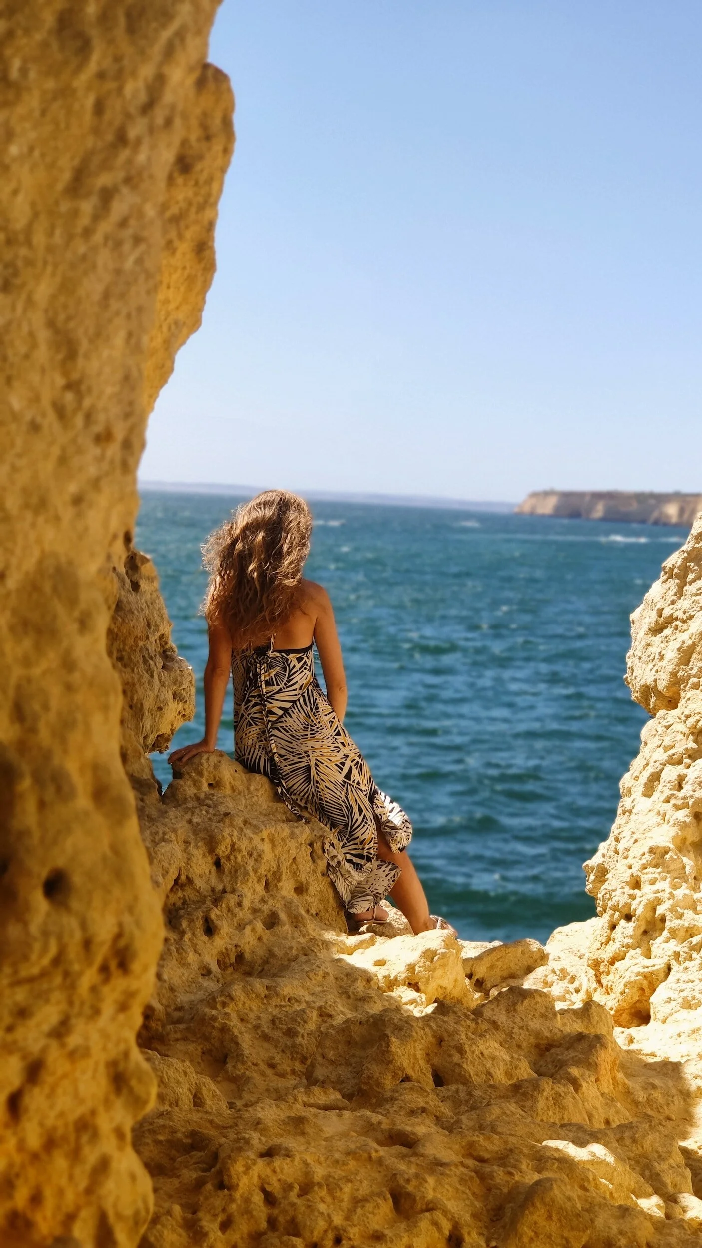 Femme épanouie retrouvant son équilibre grâce aux thérapies brèves et à l'accompagnement à distance.