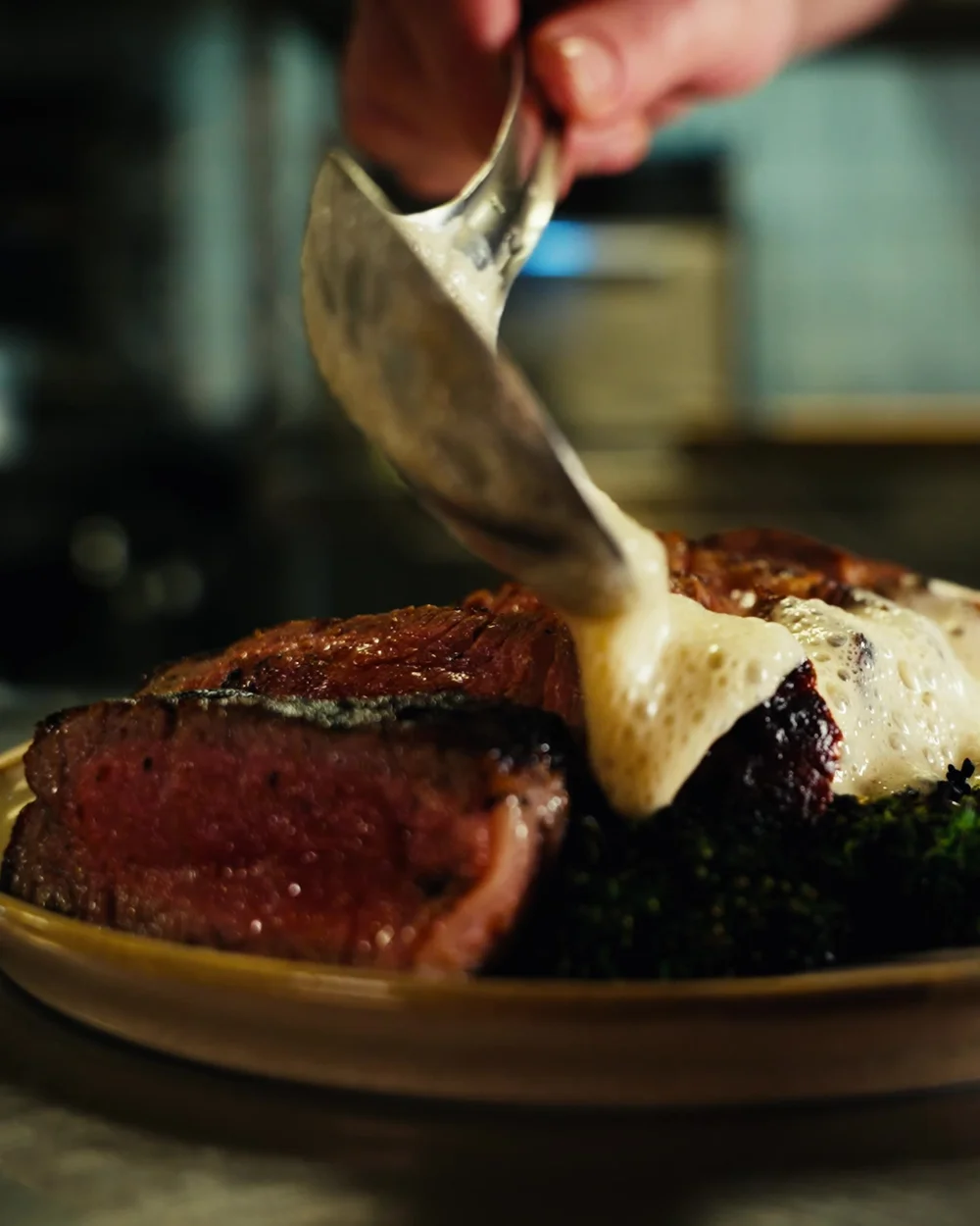 Tørrmodnet biff med saus og brokkolini hos Allmuen Bistro i Bergen