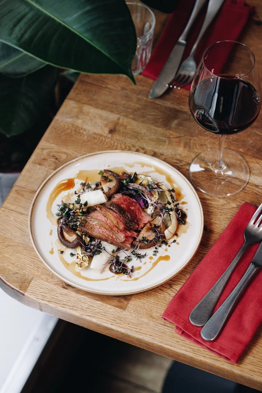 Kjøttrett med sopp, saus og rødt vin servert på Allmuen Bistro Bergen – restaurant med god mat