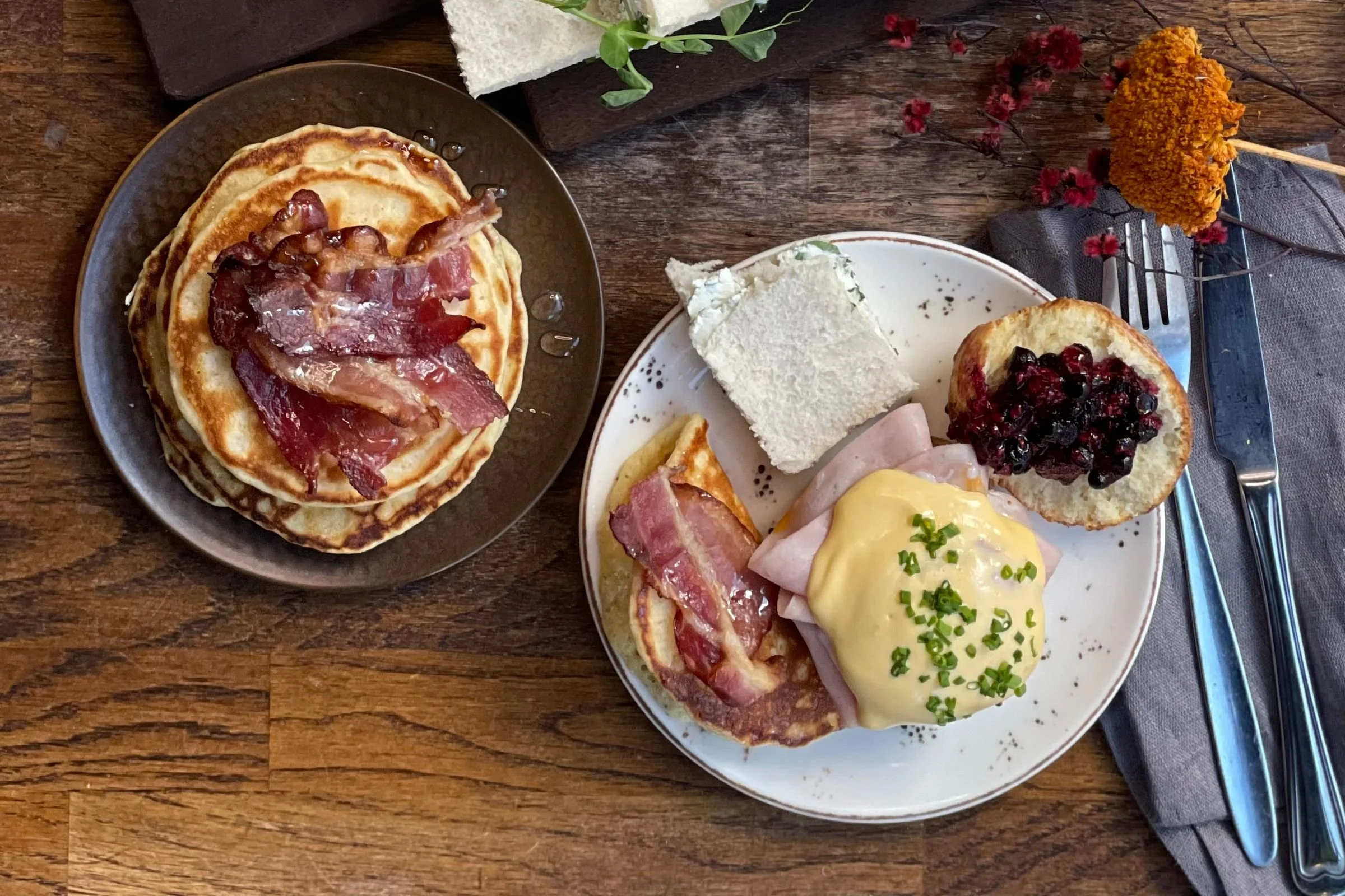 Pannekaker med bacon, eggs benedict og bolle med bærsyltetøy på lørdagsbrunsj hos Allmuen Bistro