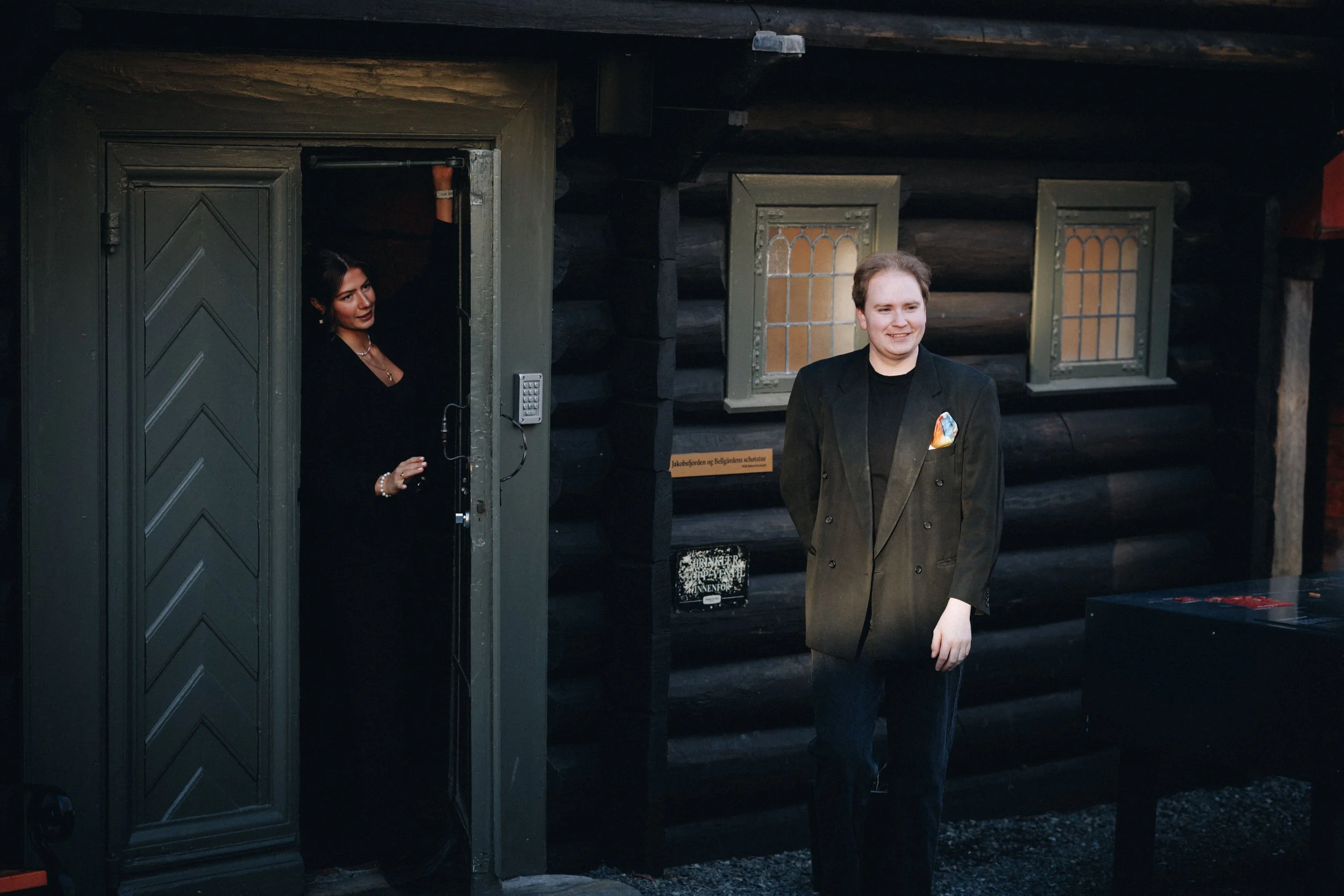 Heidi og Sindre i døråpningen til Schøtstuene ved Bryggen i Bergen.