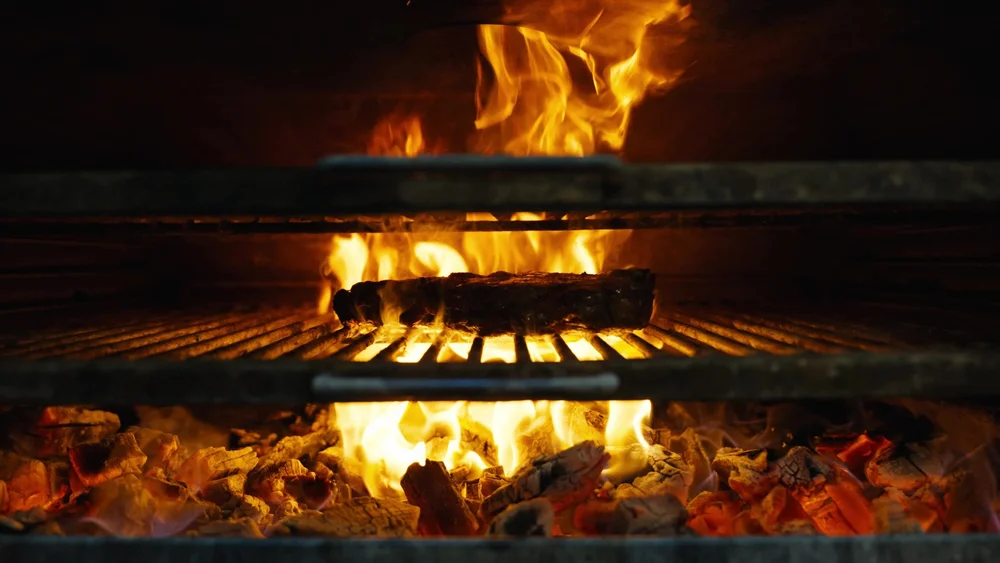 Biff over glødende trekull i Josper-grillen hos Allmuen Bistro