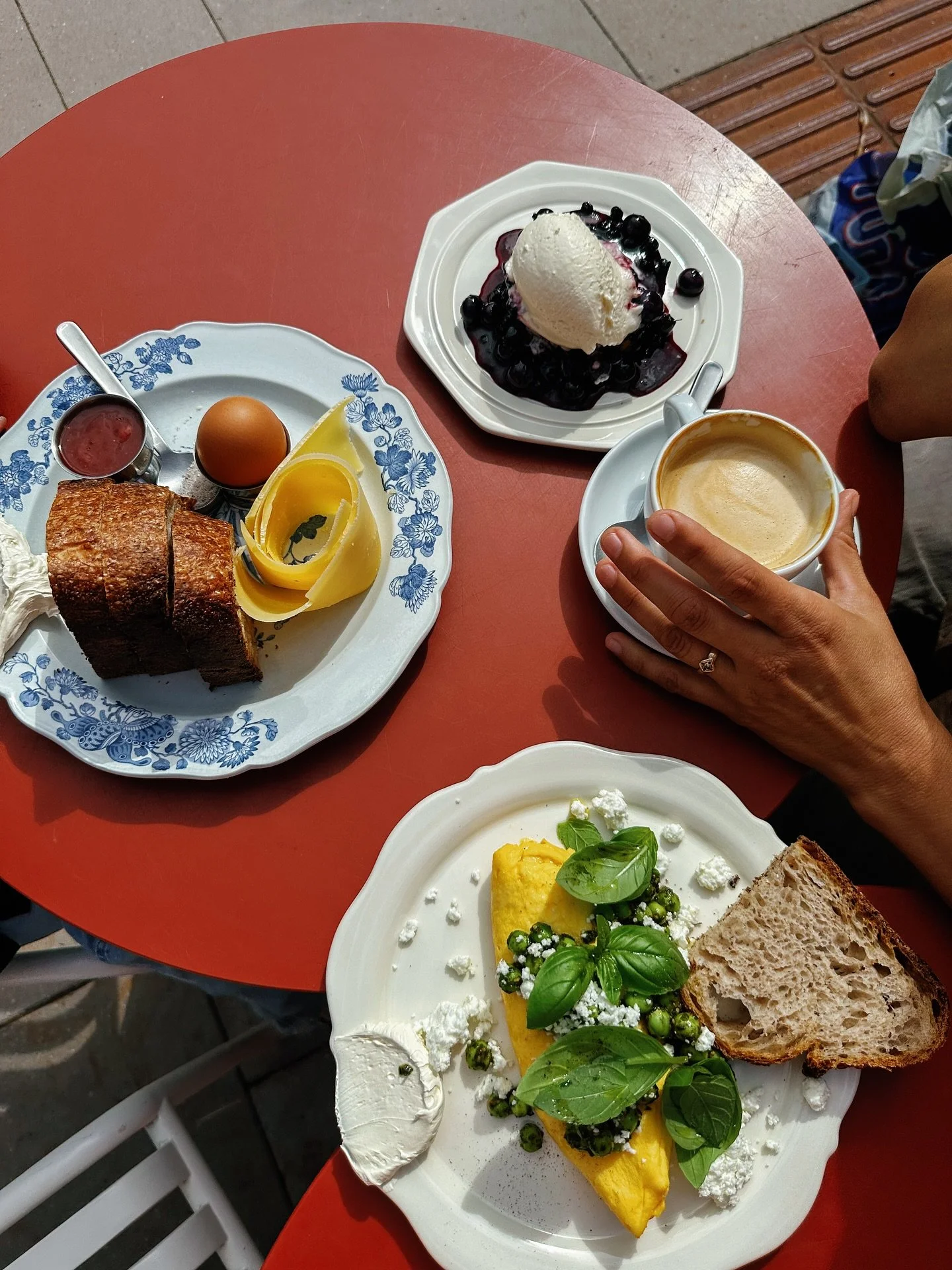 Falling asleep just to wake up to that first sip. ☕✨ Copenhagen in my dreams, coffee on my mind.
#MorningCoffeeDreams #CopenhagenCaf&eacute;s #HyggeInMyHead