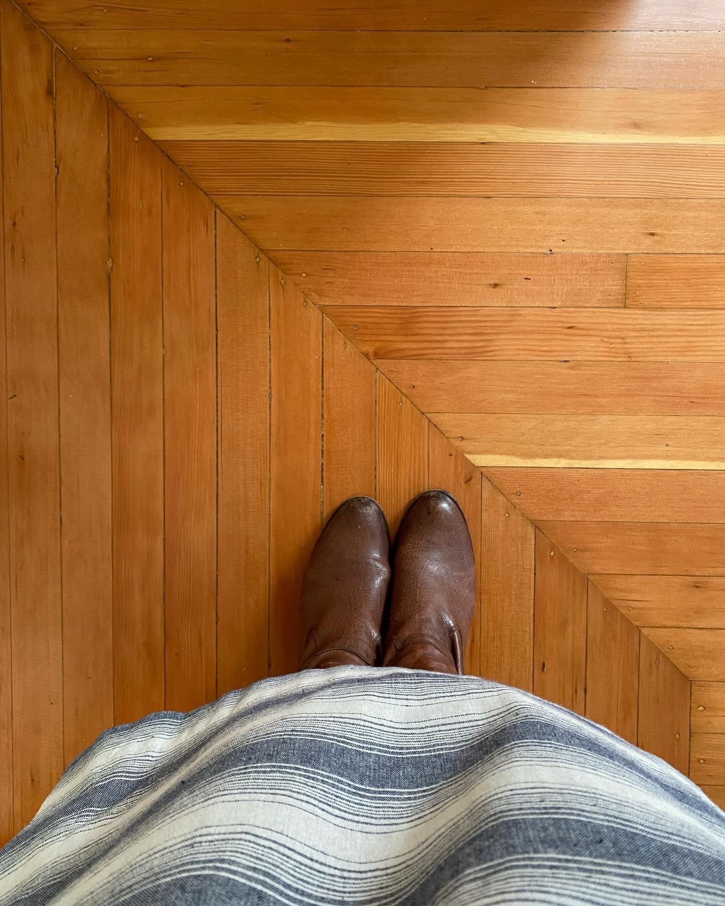 Touring homes and loving all the pretty floors 😍 

Are YOU ready to find the flooring of your dreams?! Let&rsquo;s chat and I can help find the four walls and a roof to complete your picture perfect home 🏡 

#amyhydenhomes #ihavethisthingwithfloors