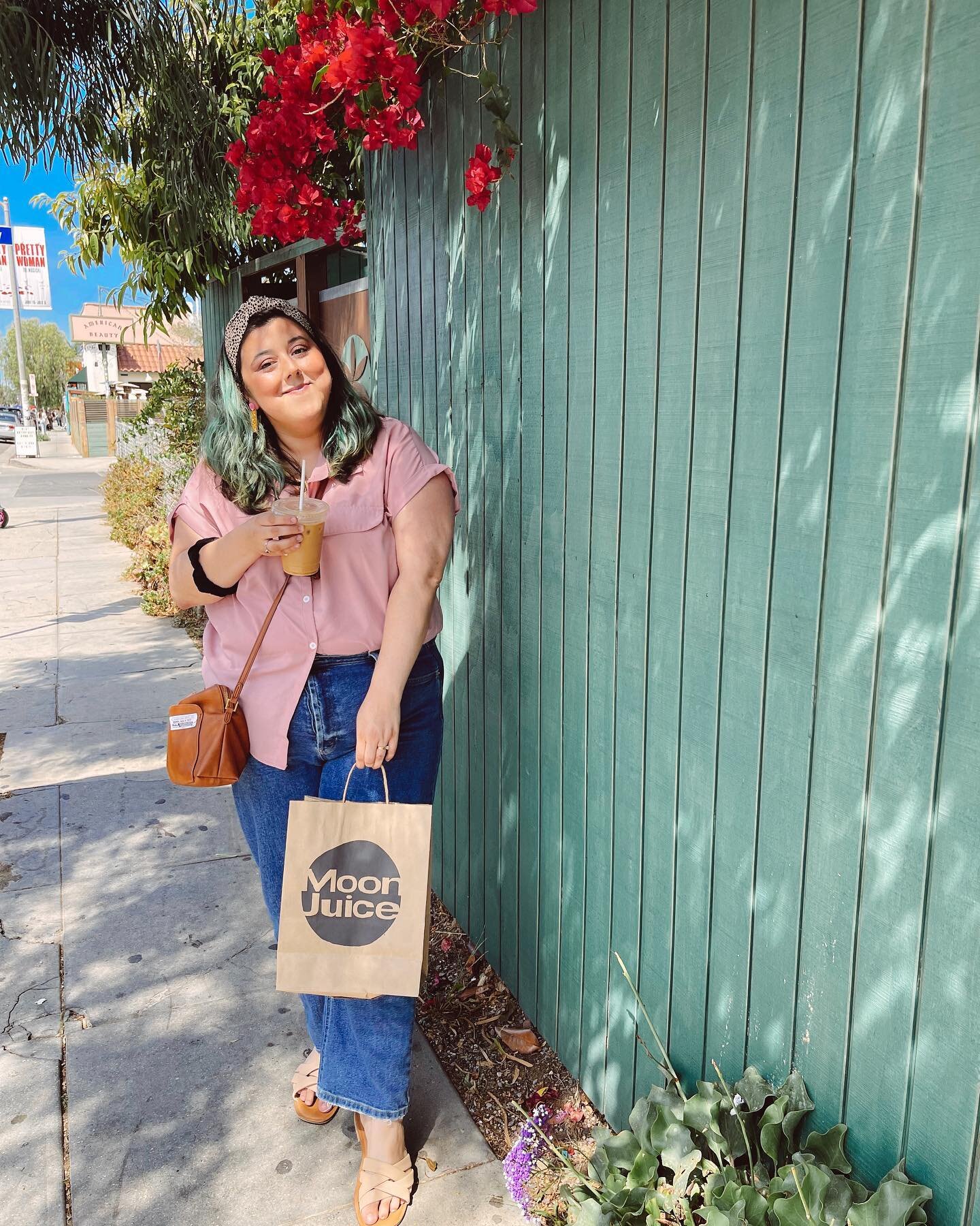 A few more snaps from Venice Beach 🌺🌊🌴 Started the day with a coffee and a A&ccedil;a&iacute; Bowl from @veniceflake. Popped into @moonjuice and shopped at one of my very fave clean body and skin care brands @oseamalibu. The little shops! The flow
