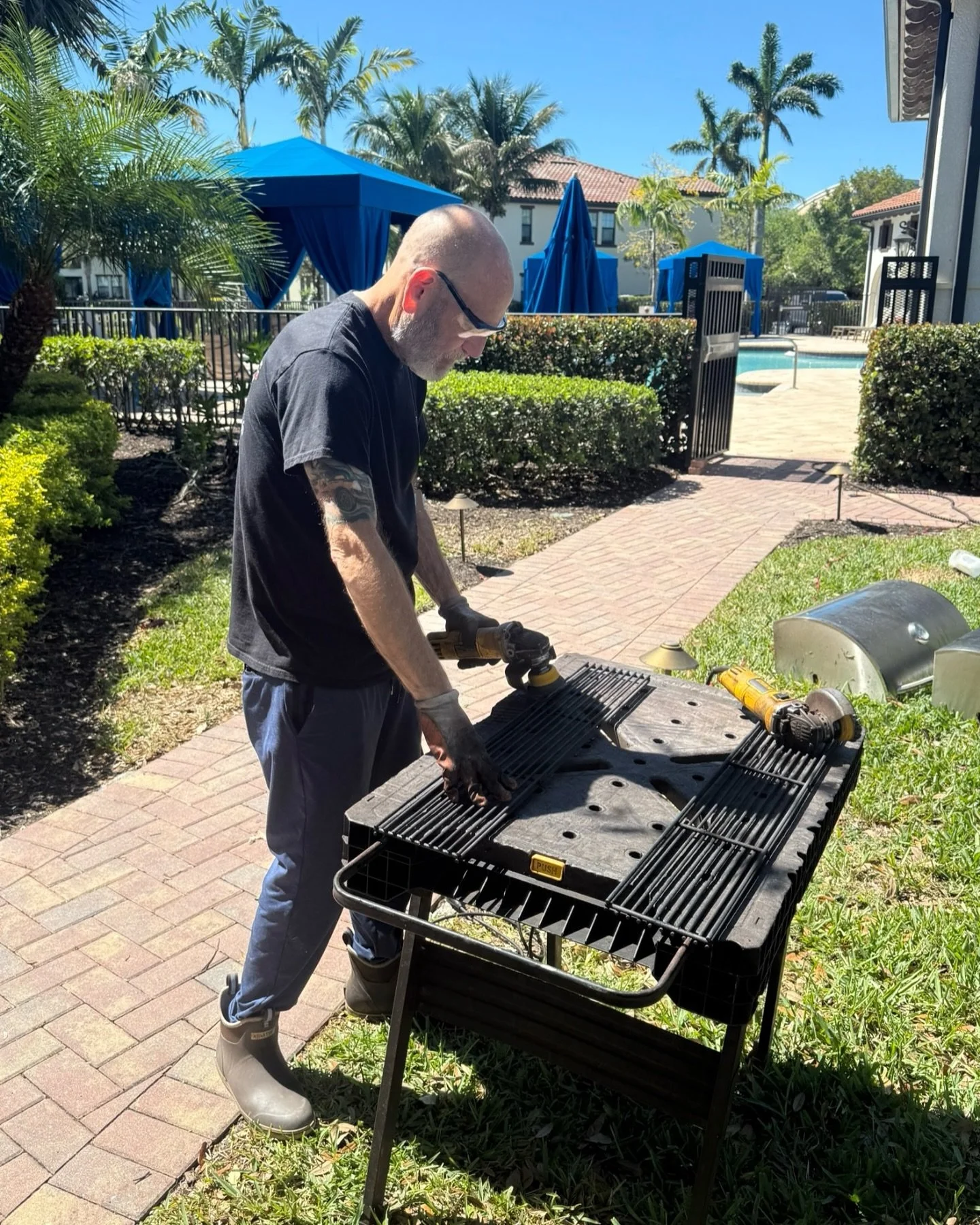 Spent the afternoon at Livingston Lakes cleaning their community grills until the SHINED like NEW🤩 ✨ 
..
#CollierGrillCleaning #SWFL #CleaningService #GrillCleaning
