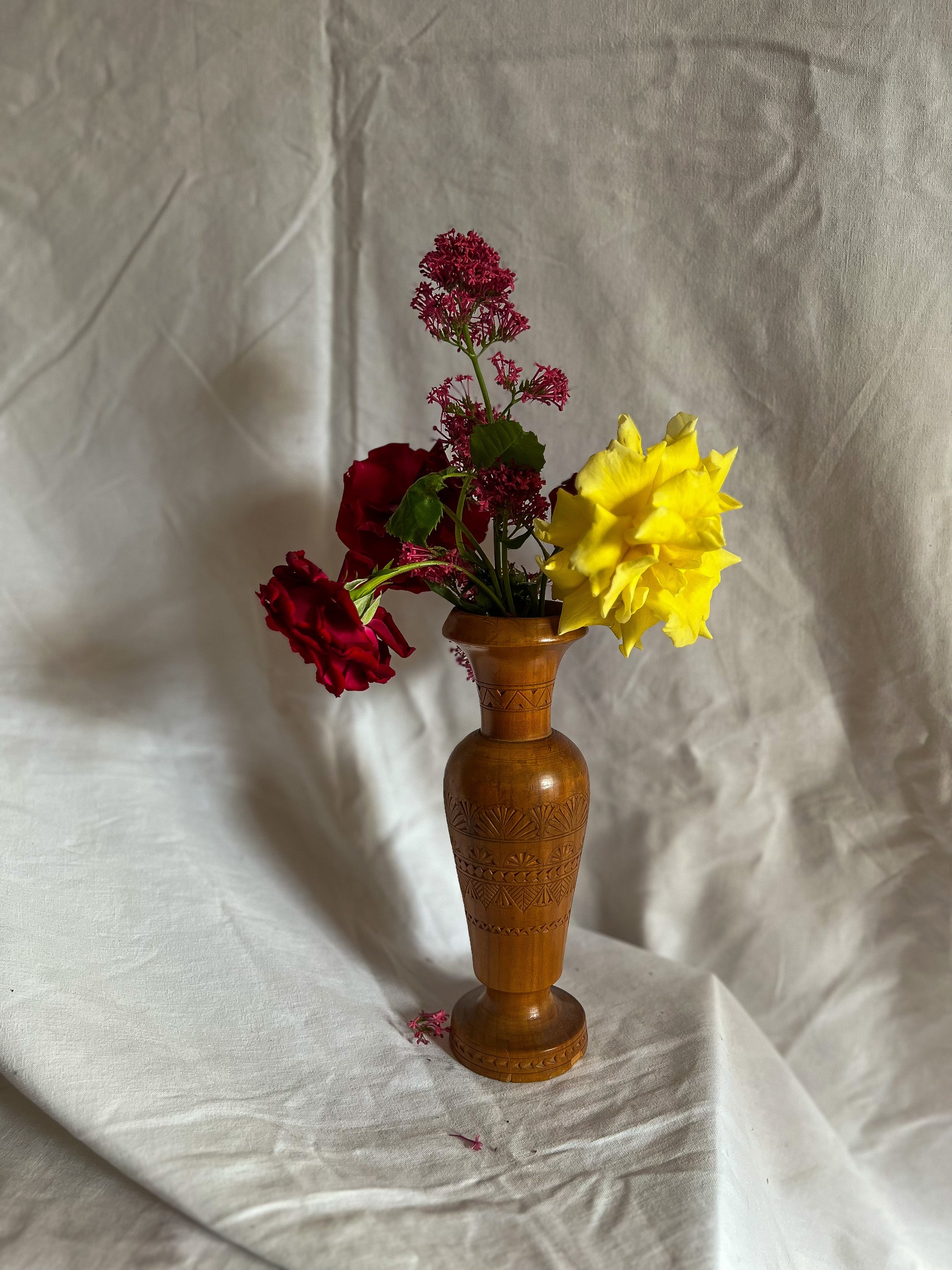Vase sculpté en bois