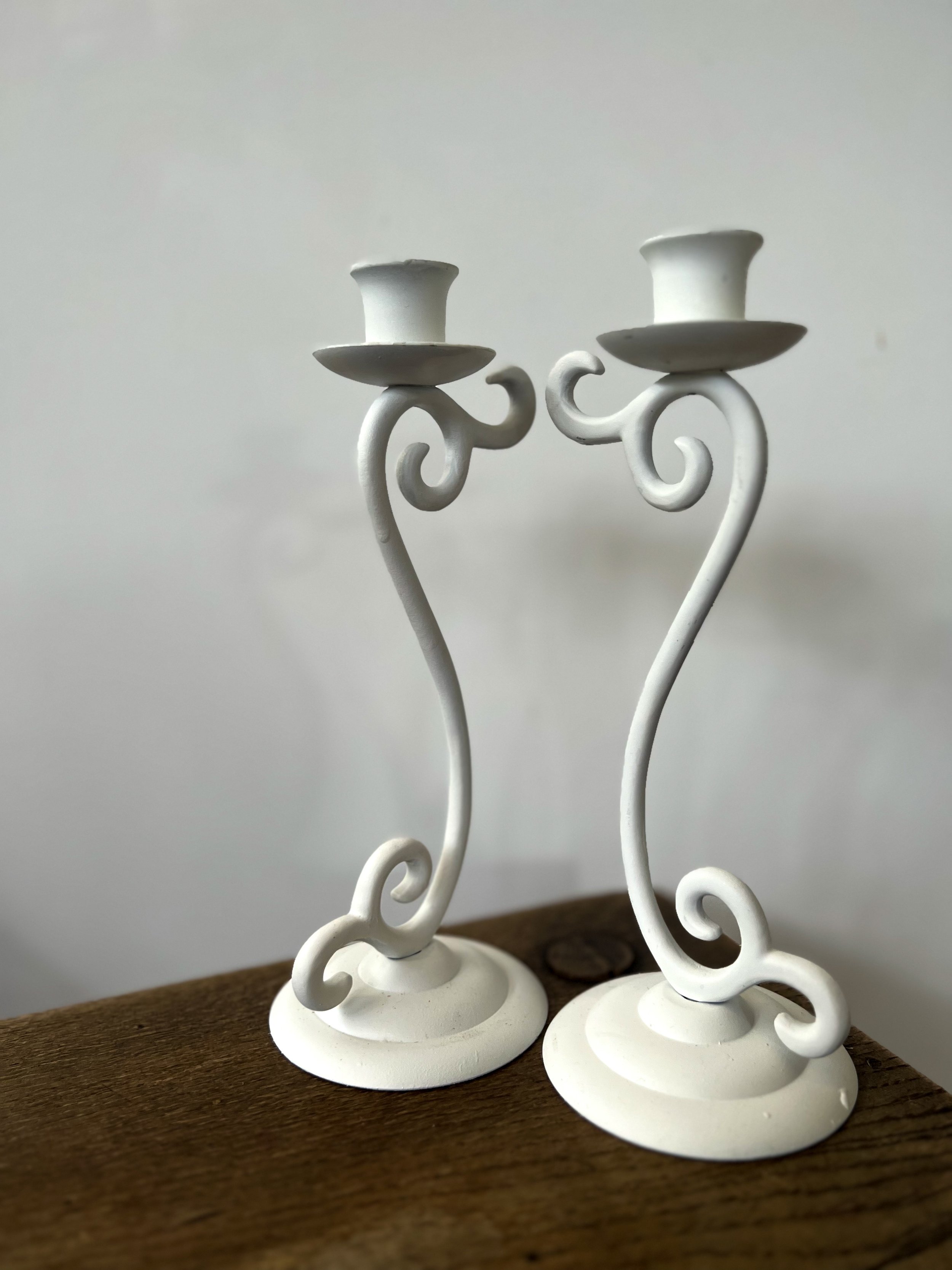 Paire de bougeoirs en fer forgé blanc