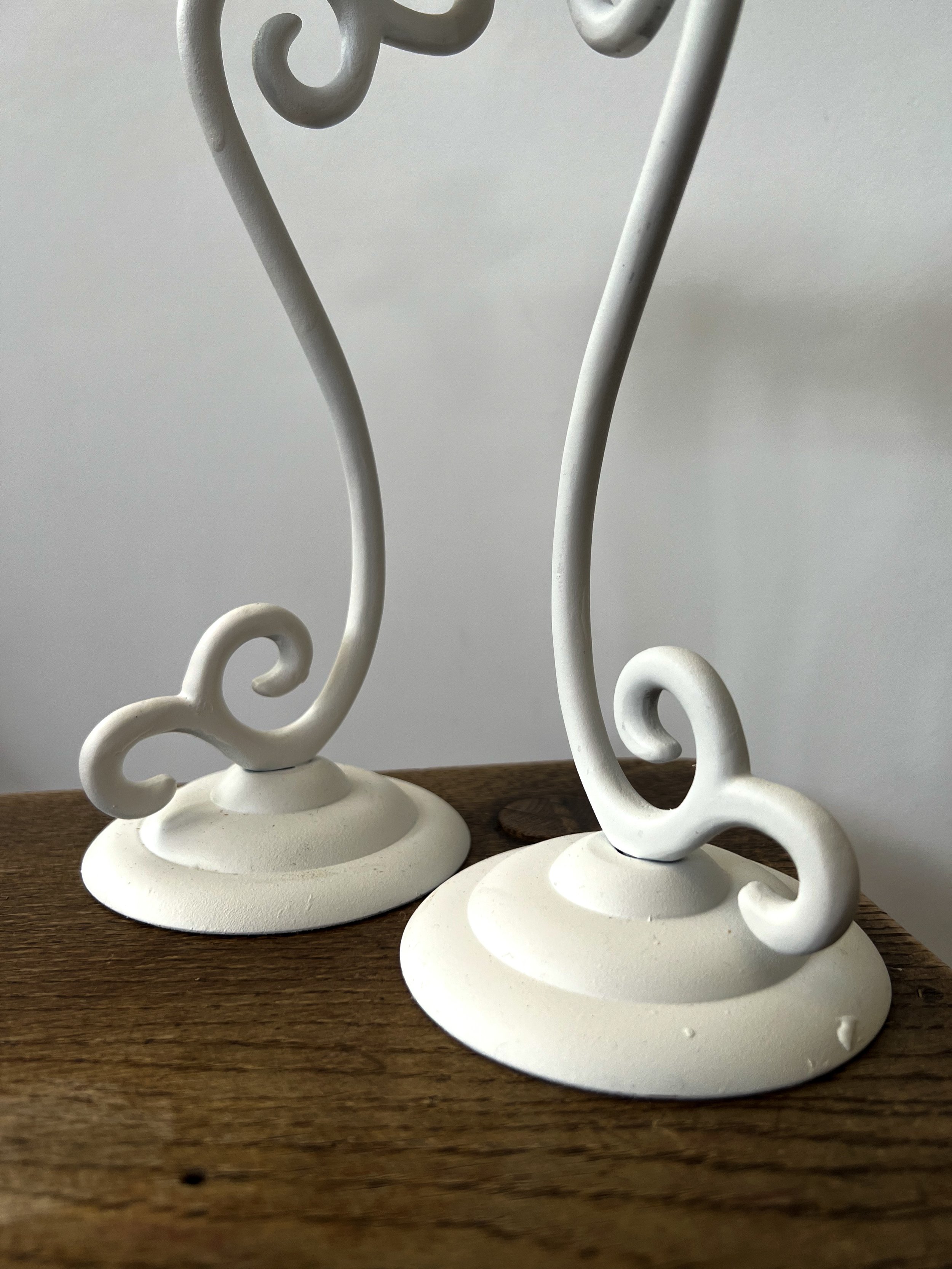 Pieds de bougeoirs en fer forgé blanc