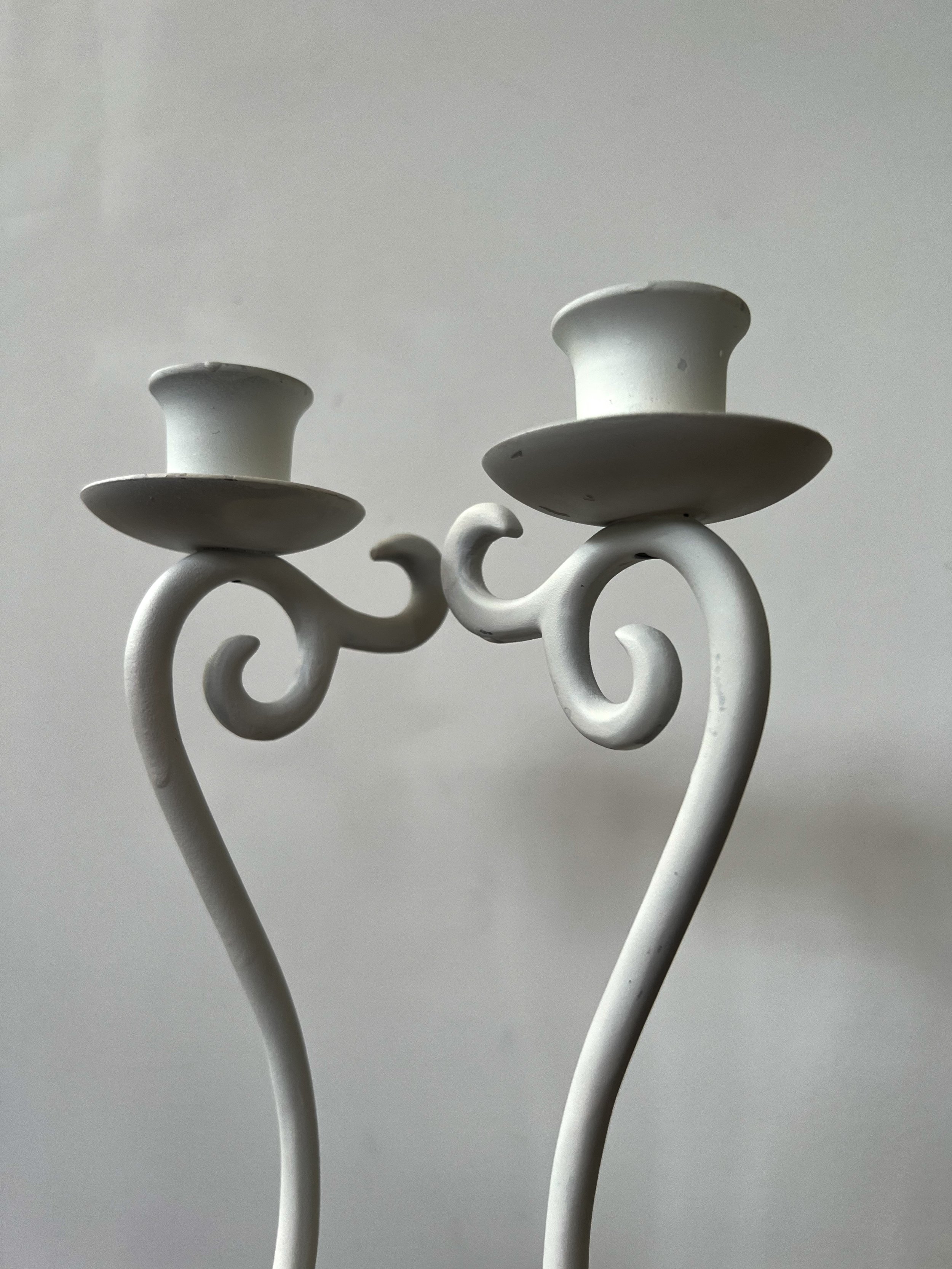 Détail de corps des bougeoir en fer forgé blanc