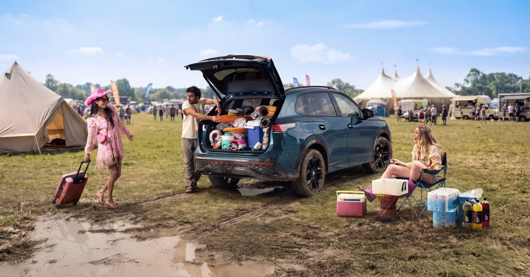 @sambarkerphoto 

Sam&rsquo;s latest VW Tiguan campaign combines cars and talent shot and lit in studio with practical foreground elements captured on location, all brought together with AI generated landscapes to create one seamless image. Each scen