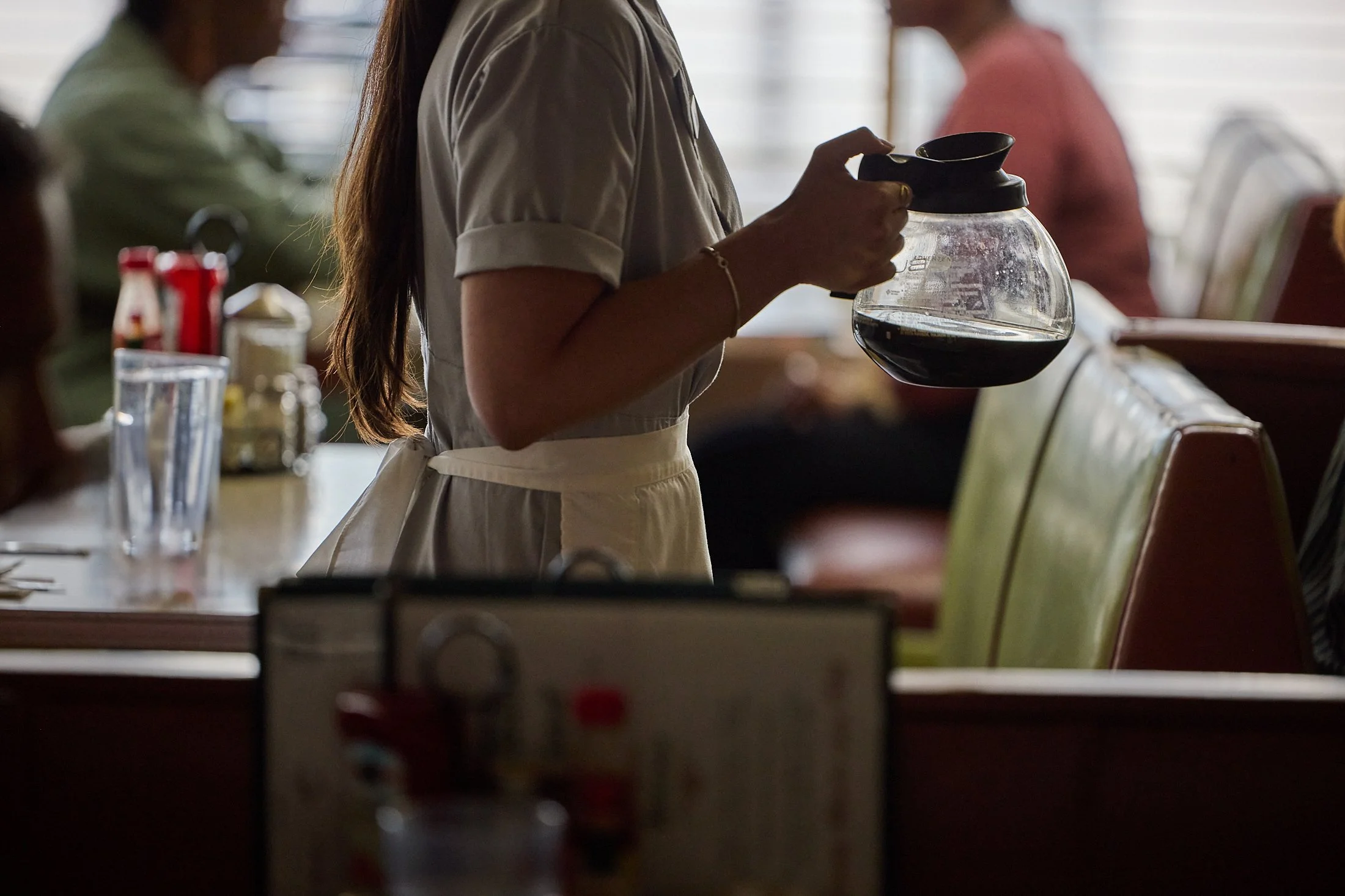 D4-S2-DINER_WAITRESS_0809.jpg