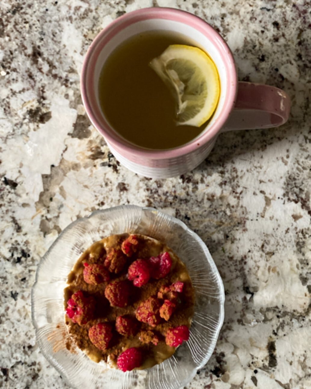 Breakfast to start off the day before a full day of shovelling and then treating patients at the clinic 🍓🍯🍋

to eat: 
- rice cake 
- @wowbutterofficial soy butter 
- raspberries &amp; strawberries 
- cinnamon 

to sip: 
- warm water 
- lemon 
- ho