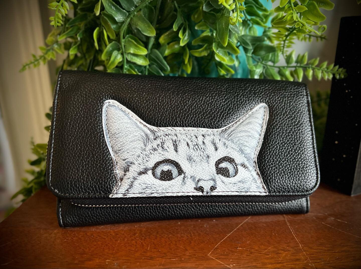 THE MOST ADORABLE PEEKING KITTY! 

With another inside for a splendid surprise 😍 Includes a 23&rdquo; max detachable strap. 

https://www.theficklehare.com/shop/p/peeking-cat-wallet

#theficklehare #comecoinc #wallet #vinylwallet #peeking #peekingca